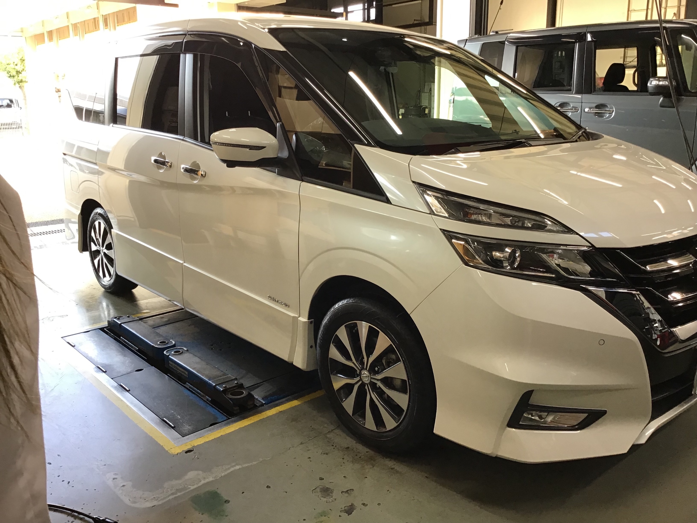 セレナでtpms空気圧センサーお取り付け 日産 セレナ メンテナンス商品 サービス事例 タイヤ館 玉川上水 東京都のタイヤ カー用品ショップ タイヤからはじまる トータルカーメンテナンス タイヤ館グループ