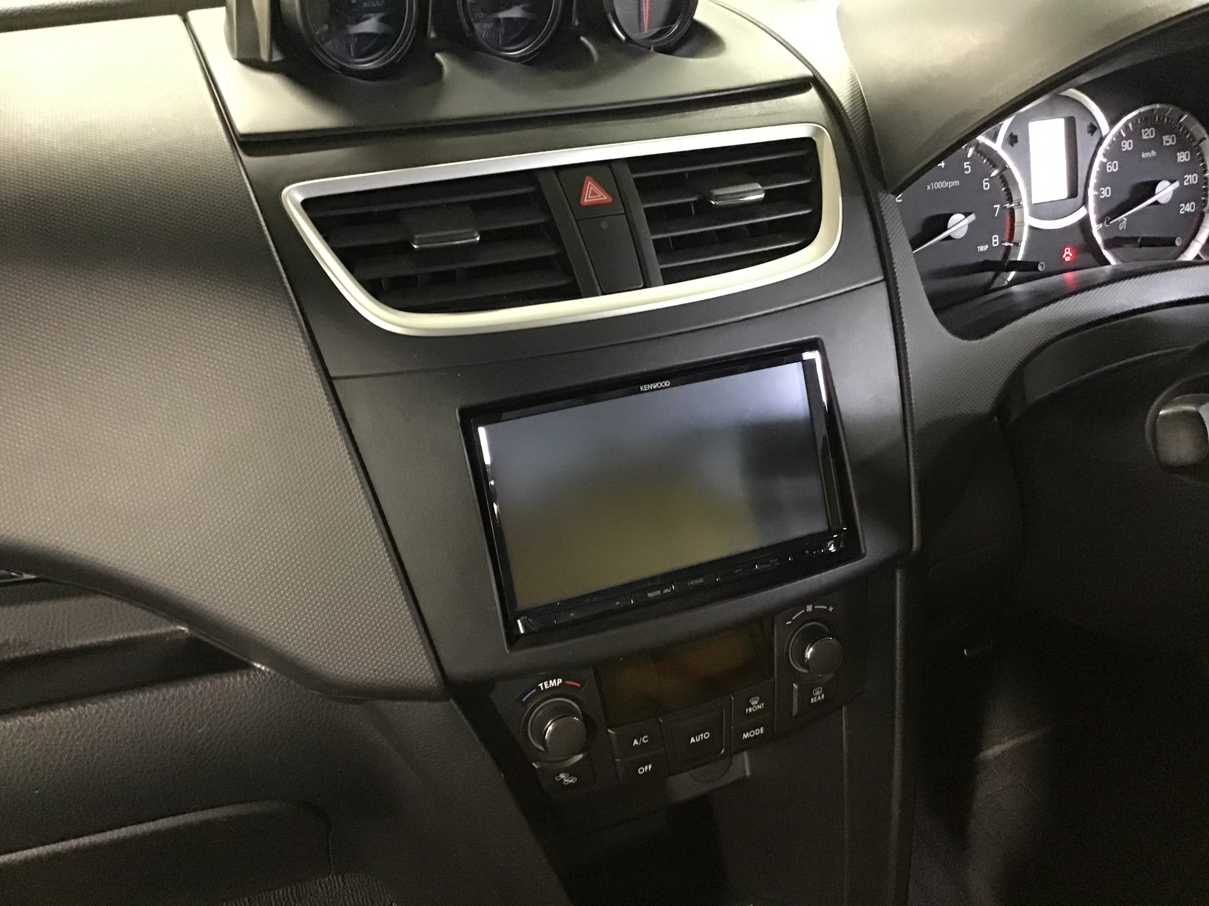 スズキ スイフトスポーツ ZC32S カーナビ 取付 | スズキ スイフト スポーツ AVナビ機器 カー用品取付 > 各社ナビゲーション取付 |  サービス事例 | タイヤ館 富谷 | 宮城県のタイヤ,カー用品ショップ タイヤからはじまる、トータルカーメンテナンス タイヤ館グループ