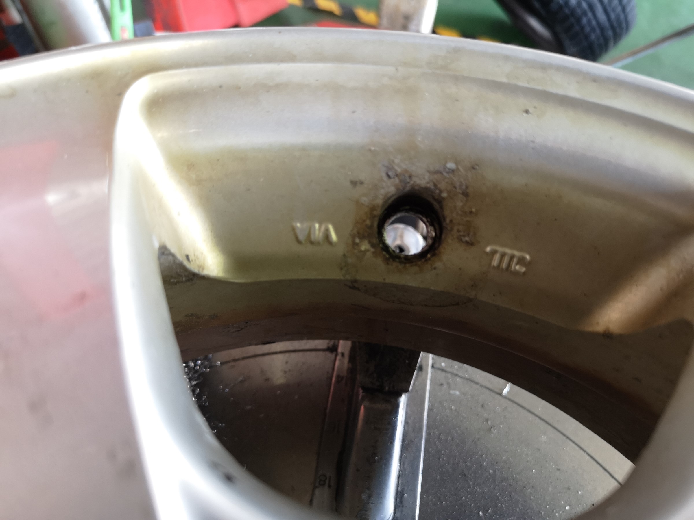 原因不明のパンクに悩まされてたりしませんか ホイールが怪しいかも サービス事例 タイヤ館 秋田 秋田県のタイヤ カー用品ショップ タイヤからはじまる トータルカーメンテナンス タイヤ館グループ