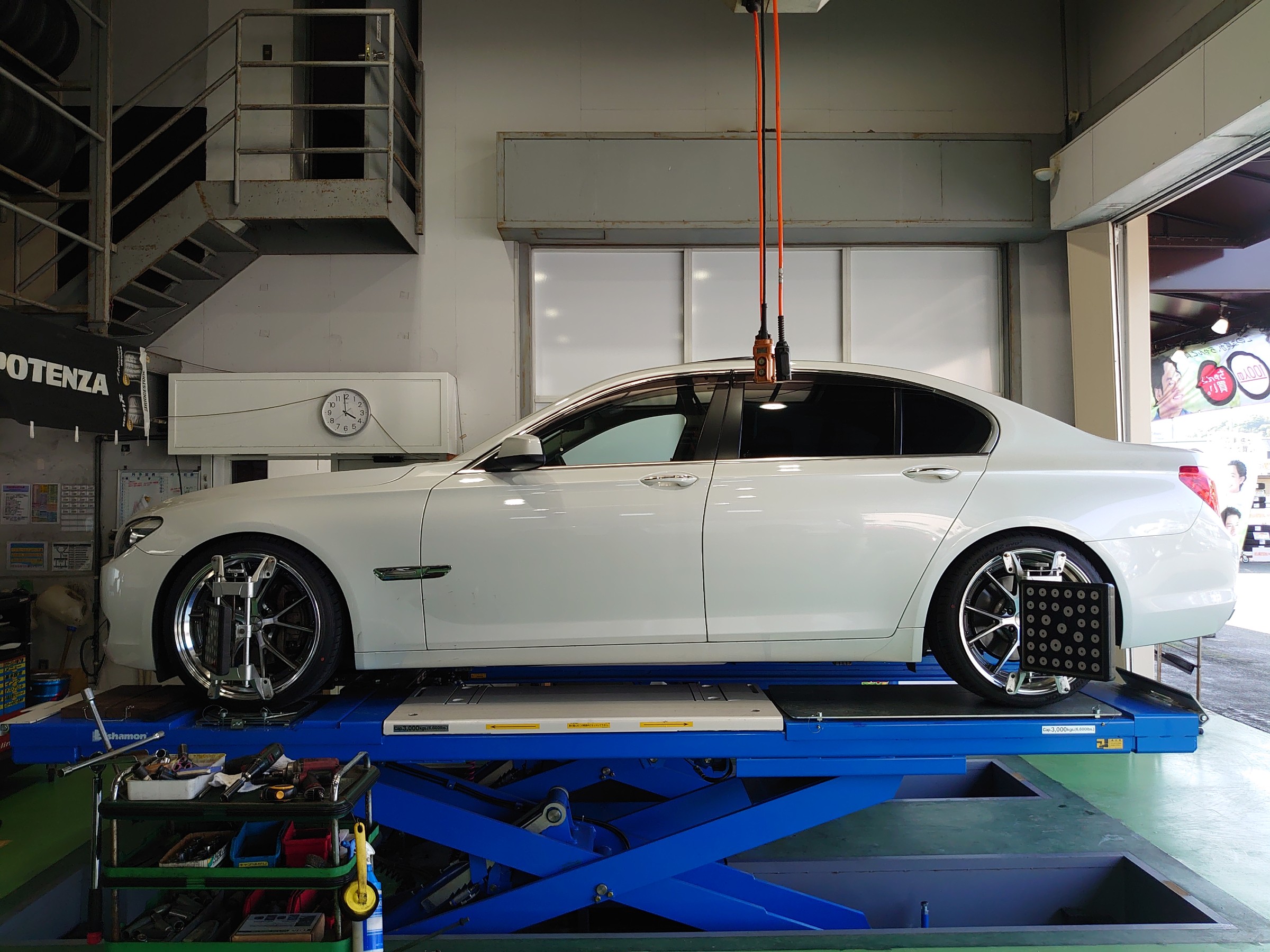 BMW F01 740i の アライメント調整  ホイールボルトを交換しました♪ | BMW 7シリーズ ホイール タイヤ・ホイール関連 >  4輪トータルアライメント調整 | 技術サービス施工事例 | タイヤ館 福岡東 | タイヤからはじまる、トータルカーメンテナンス タイヤ館グループ