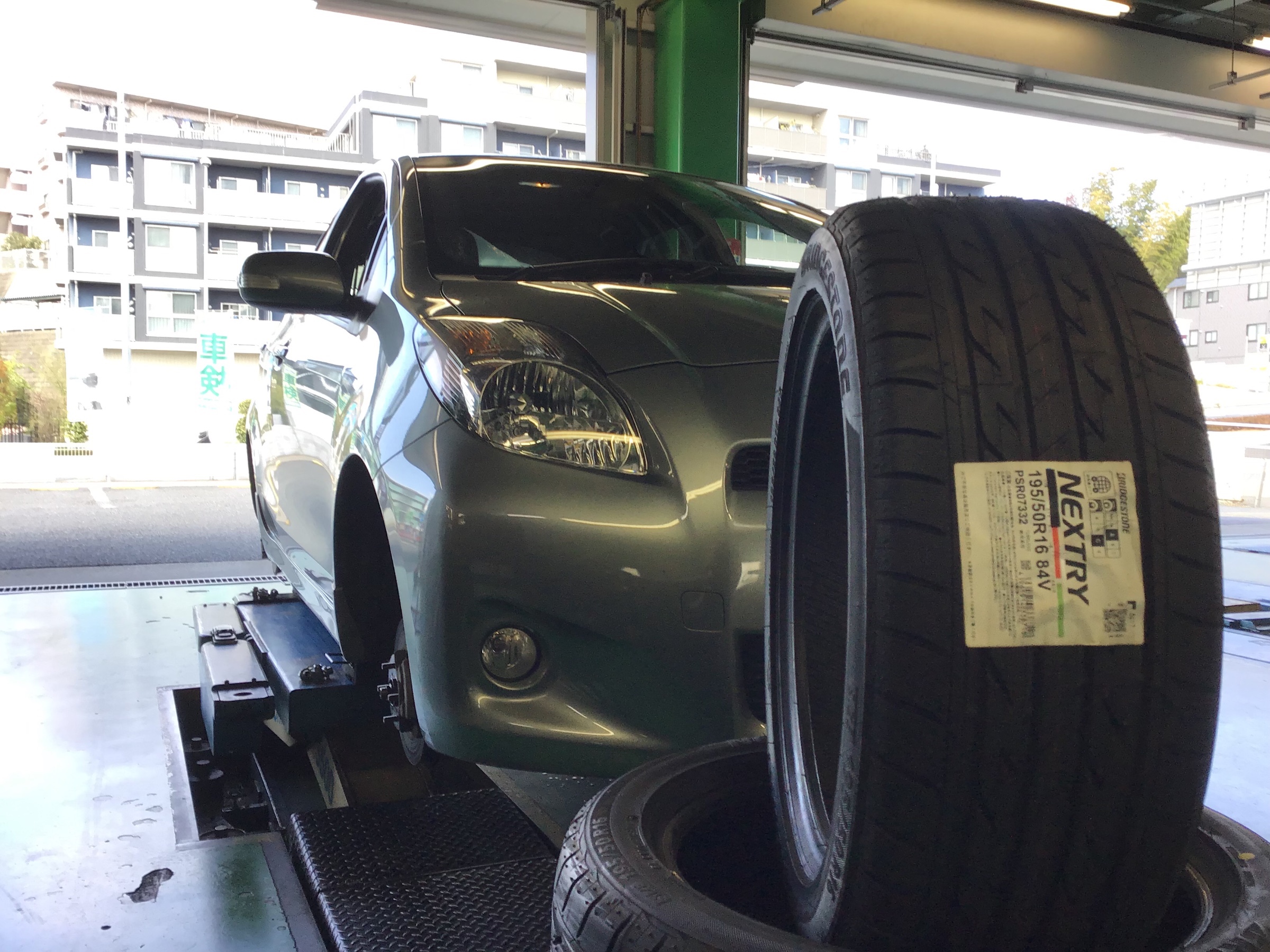 トヨタ ヴィッツrs タイヤ交換 トヨタ ヴィッツ タイヤ タイヤ ホイール関連 タイヤ ホイール交換 作業紹介 タイヤ館 ２４６さぎぬま 神奈川県のタイヤ カー用品ショップ タイヤからはじまる トータルカーメンテナンス タイヤ館グループ