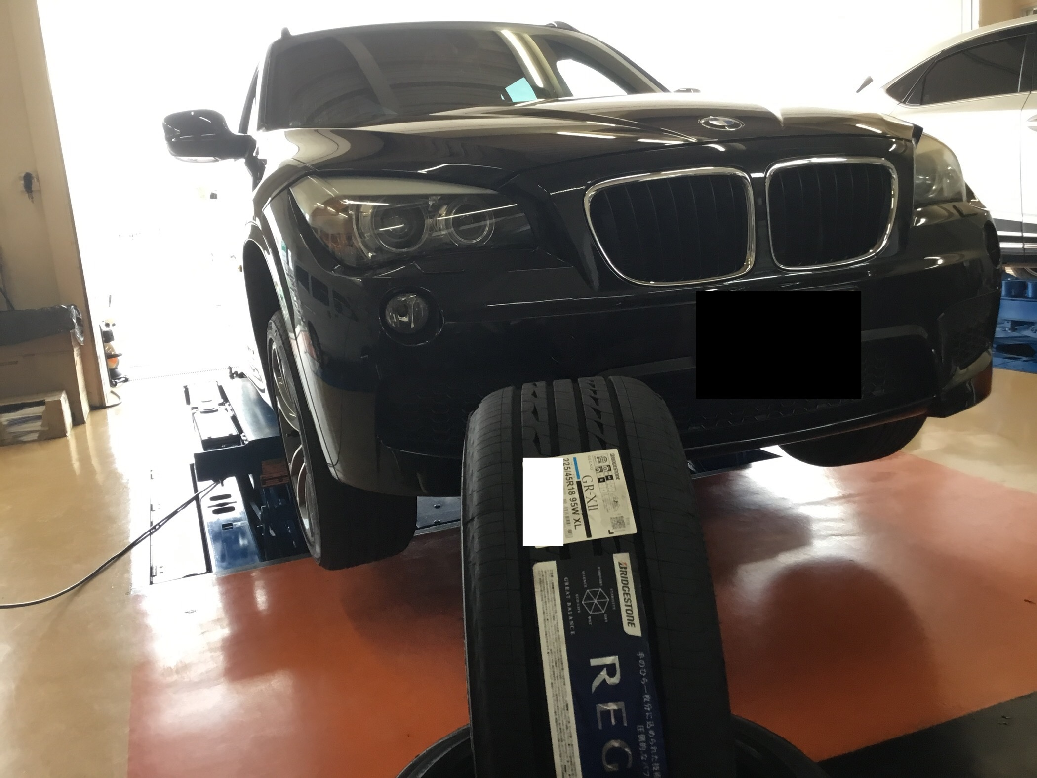 Bmw X1 パンクからのタイヤ交換 Bmw X1 タイヤ サービス事例 タイヤ館 寒川 タイヤからはじまる トータルカーメンテナンス タイヤ館グループ