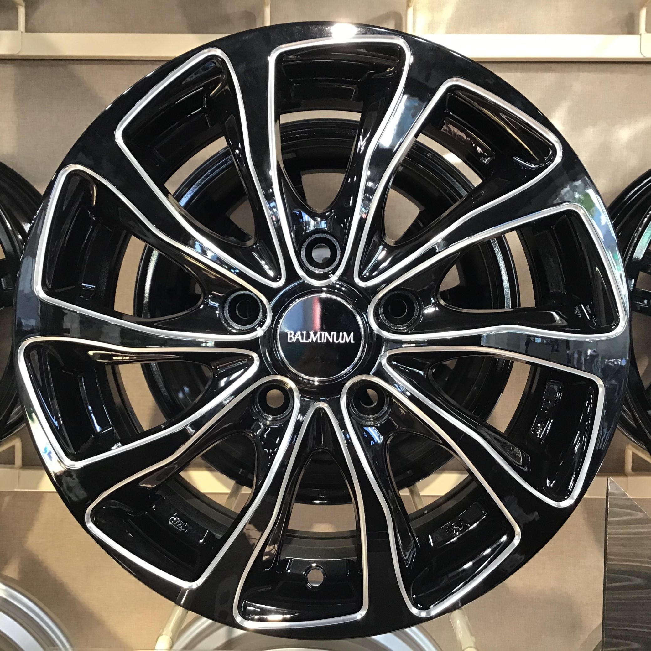新しいデザインの-バ•ルミナ 7J 17インチ +4•5 114.3/5H + - macyo.co.uk
