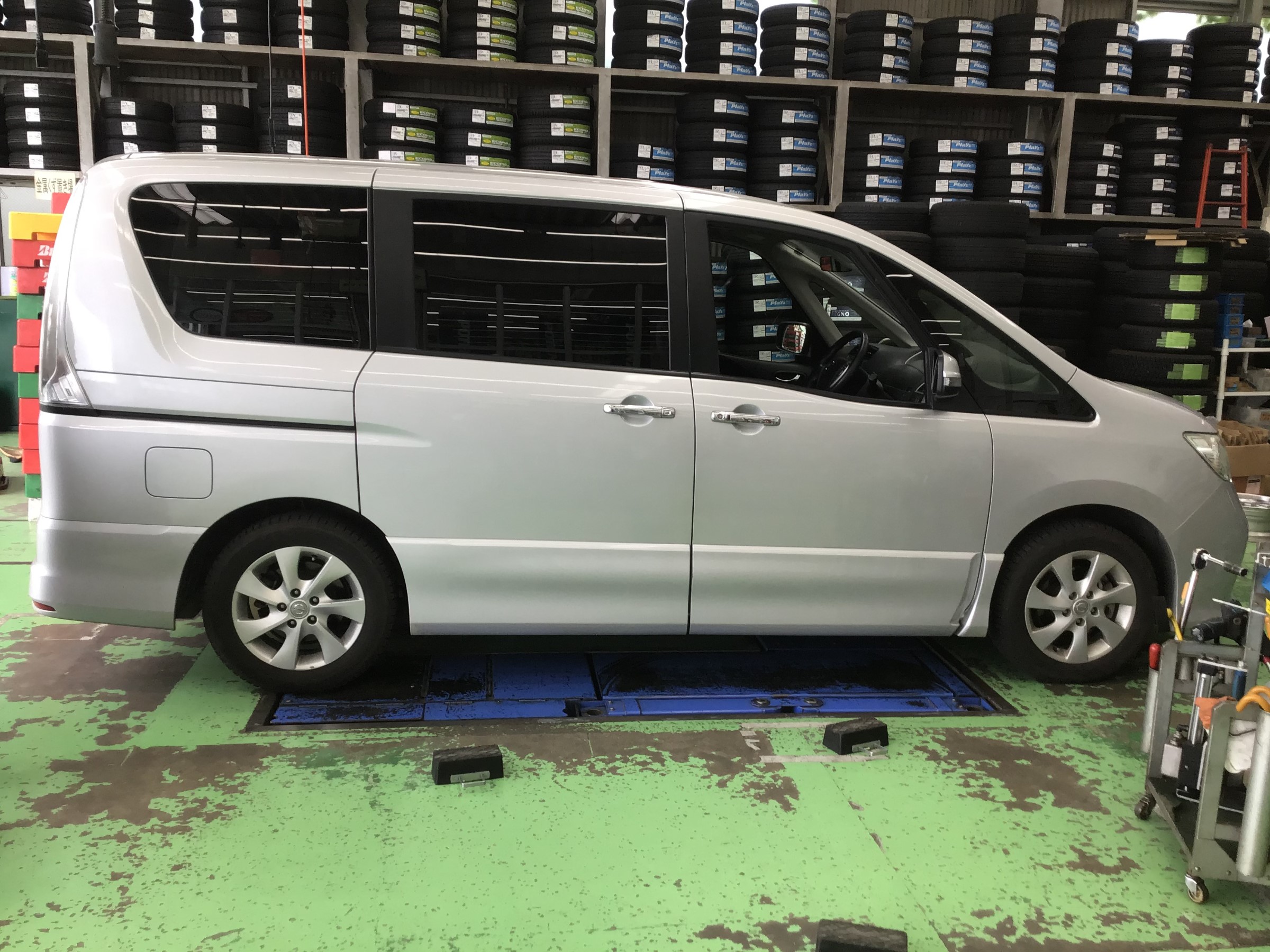 日産 セレナ タイヤ ホイールセット取り付け 日産 セレナ タイヤ タイヤ ホイール関連 タイヤ ホイール交換 サービス事例 タイヤ館 取手 茨城県のタイヤ カー用品ショップ タイヤからはじまる トータルカーメンテナンス タイヤ館グループ