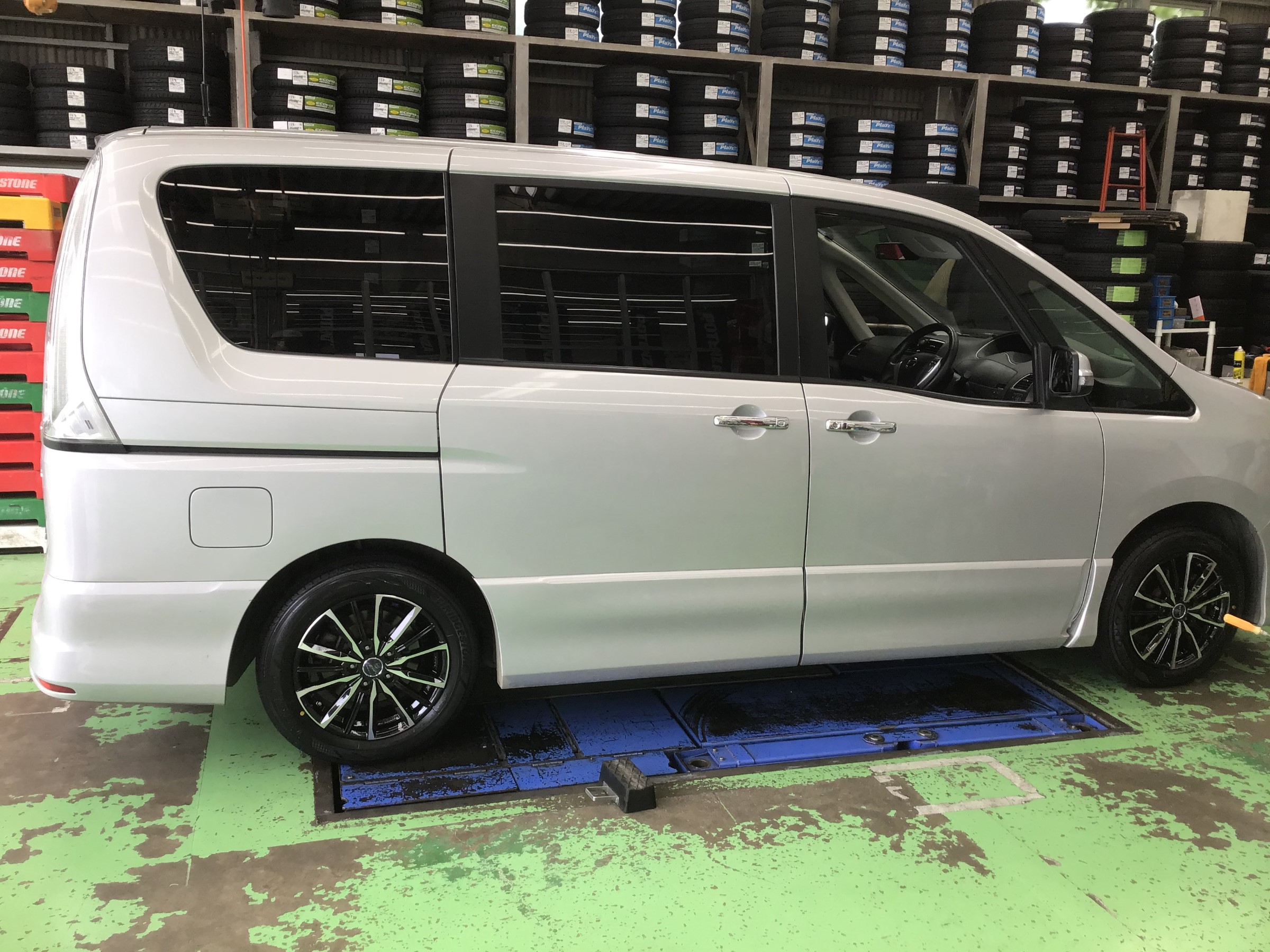 日産 セレナ タイヤ ホイールセット取り付け 日産 セレナ タイヤ タイヤ ホイール関連 タイヤ ホイール交換 サービス事例 タイヤ館 取手 茨城県のタイヤ カー用品ショップ タイヤからはじまる トータルカーメンテナンス タイヤ館グループ