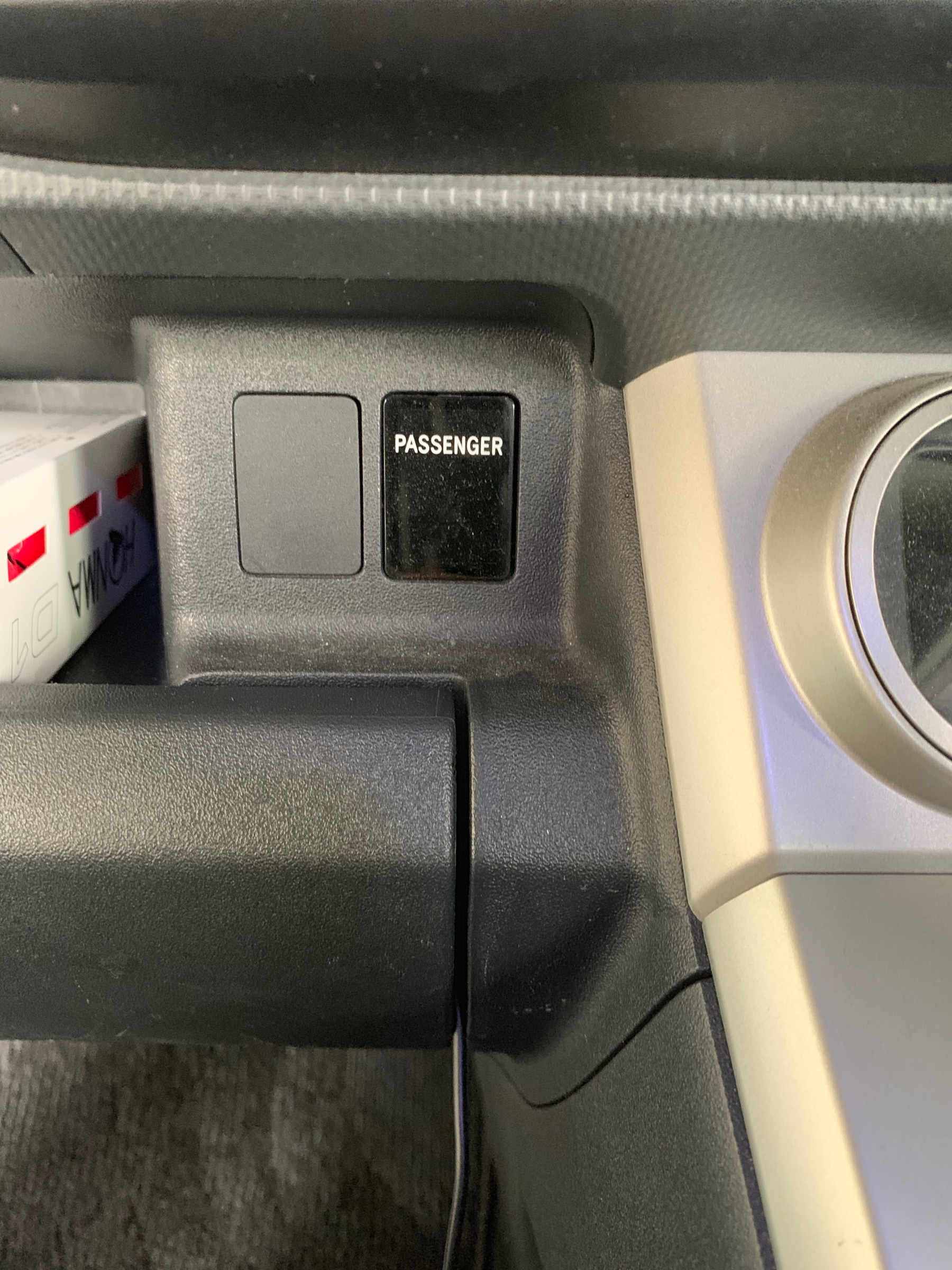 ルミオンの空きスイッチホールにusb充電用キット取り付け トヨタ ルミオン Av ナビ機器 カー用品取付 Av商品取付 サービス事例 タイヤ館 さつま泉北 タイヤからはじまる トータルカーメンテナンス タイヤ館グループ