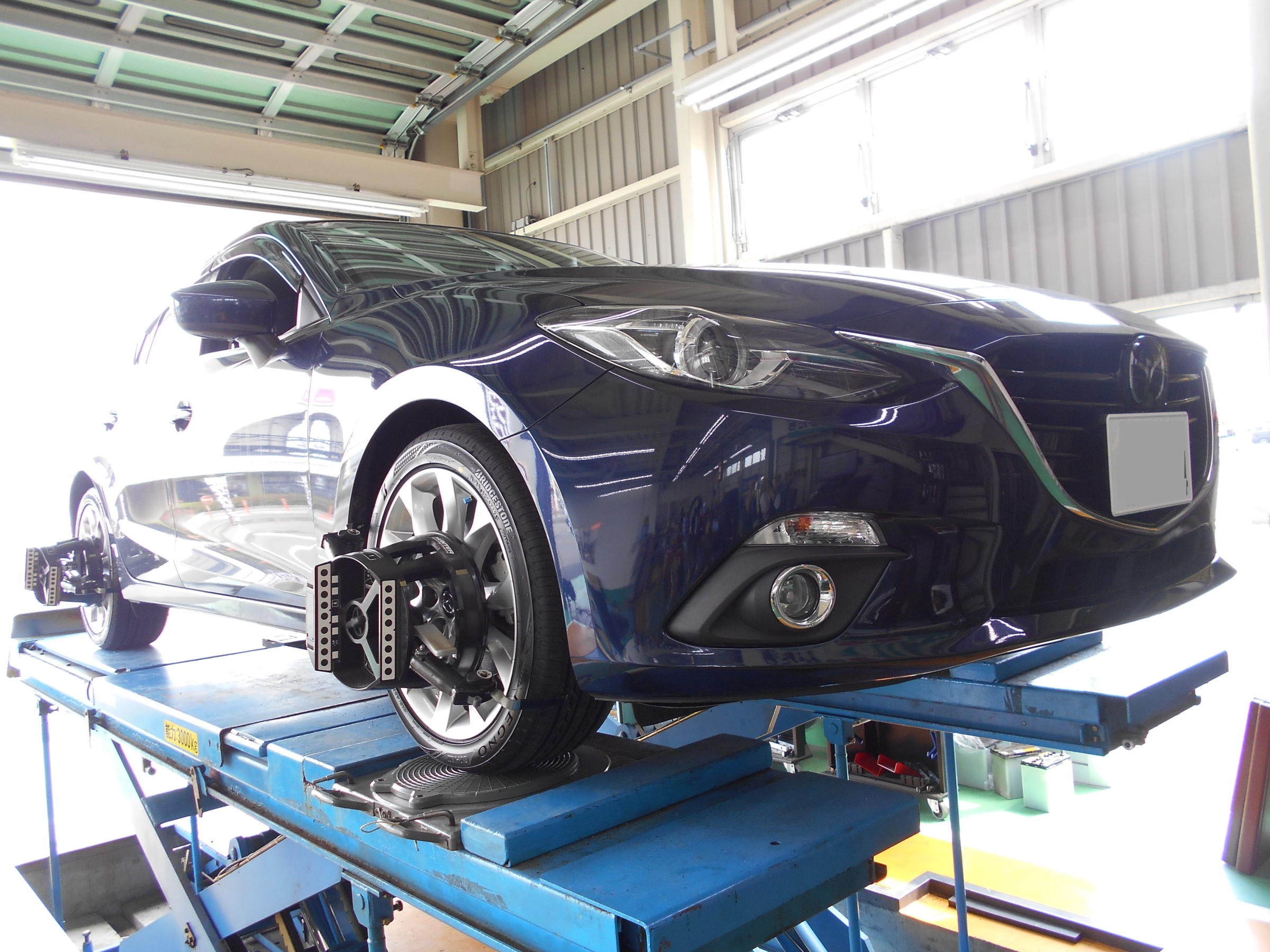 アクセラ タイヤ交換 アライメント調整 マツダ アクセラ タイヤ タイヤ ホイール関連 4輪トータルアライメント調整 サービス事例 タイヤ館 水沢 タイヤからはじまる トータルカーメンテナンス タイヤ館グループ