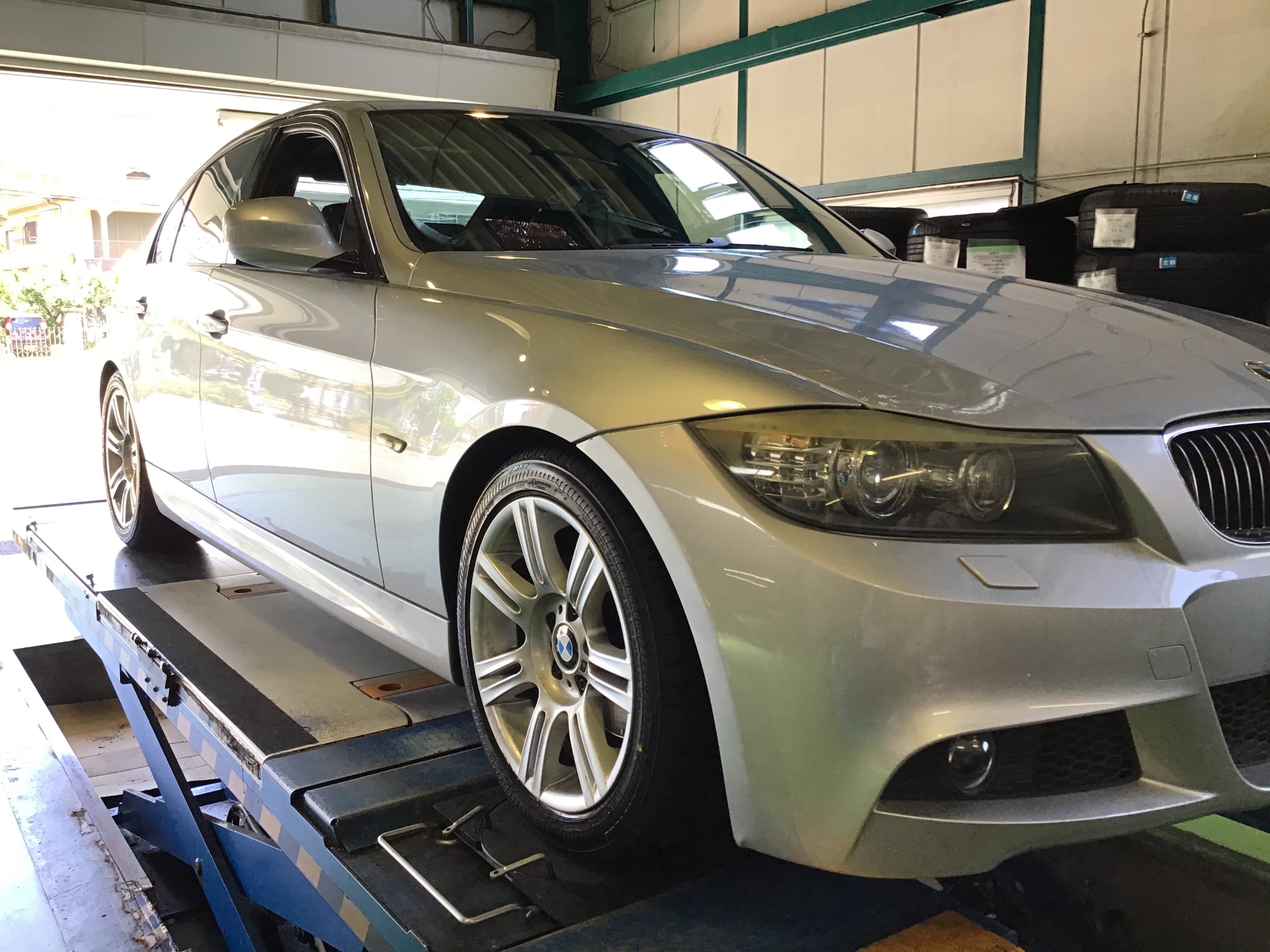Bmw E90 タイヤ交換とアライメント サービス事例 タイヤ館 吹田 大阪府 和歌山県のタイヤからはじまる トータルカーメンテナンス タイヤ館グループ