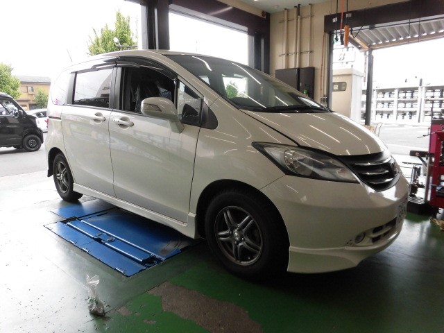 ホンダ フリード エンジンオイル交換作業 ホンダ フリード メンテナンス商品 オイル関連 エンジンオイル交換 サービス事例 タイヤ館 東大宮バイパス タイヤからはじまる トータルカーメンテナンス タイヤ館グループ