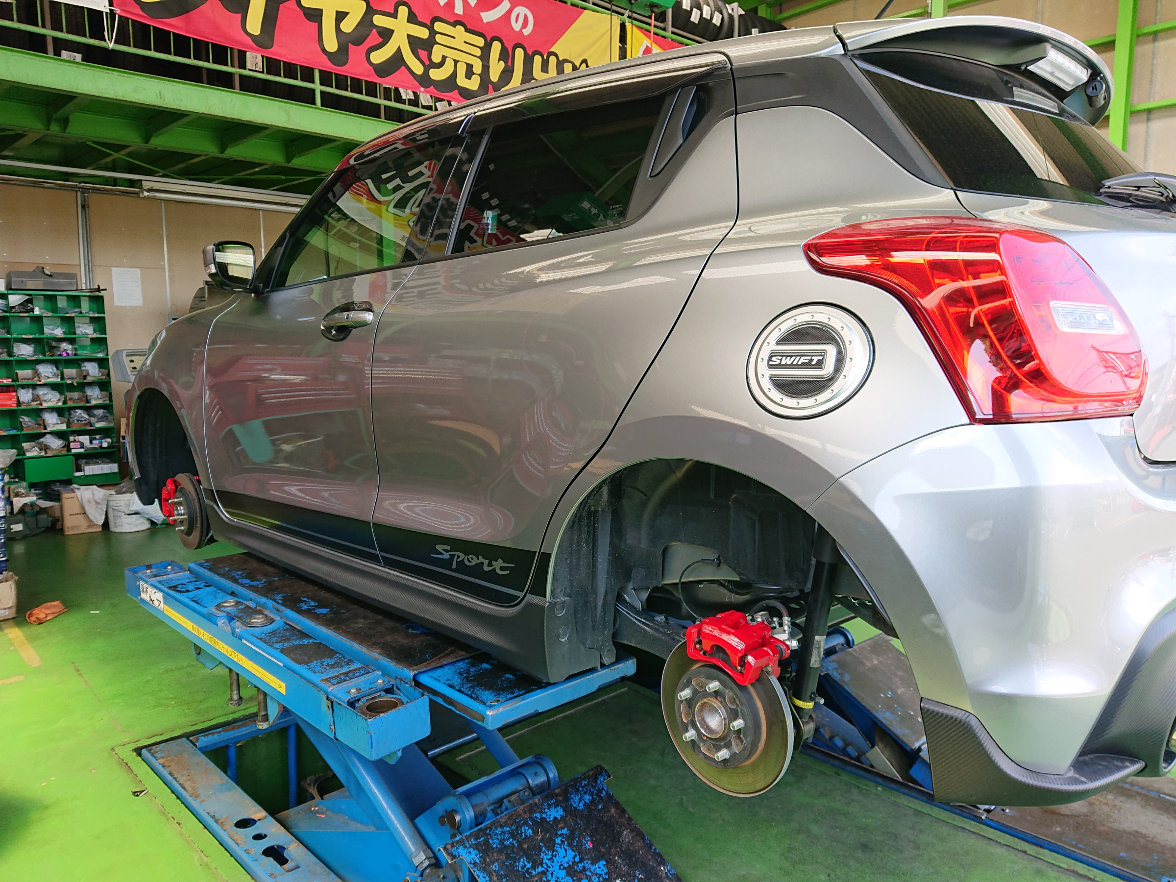 キャリパー塗装 スズキ スイフトスポーツ スズキ スイフトスポーツ その他 外装 内装取付 ブレーキキャリパー塗装 サービス事例 タイヤ館 守山吉根 愛知県 三重県のタイヤ カー用品ショップ タイヤからはじまる トータルカーメンテナンス タイヤ館グループ