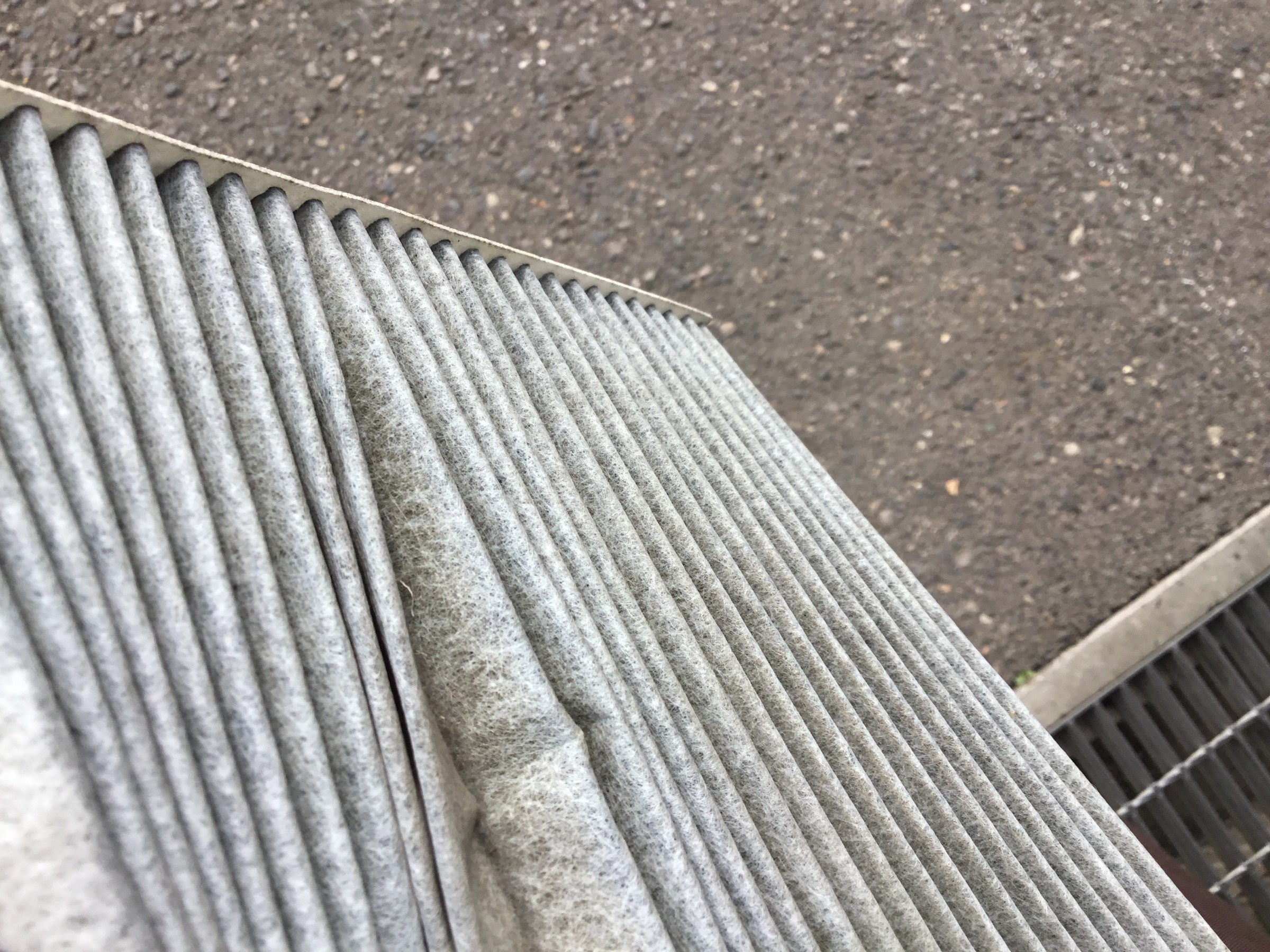 エアコンフィルター 交換時期ではないですか メンテナンス商品 スタッフ日記 タイヤ館 白河 福島県のタイヤ カー用品ショップ タイヤからはじまる トータルカーメンテナンス タイヤ館グループ