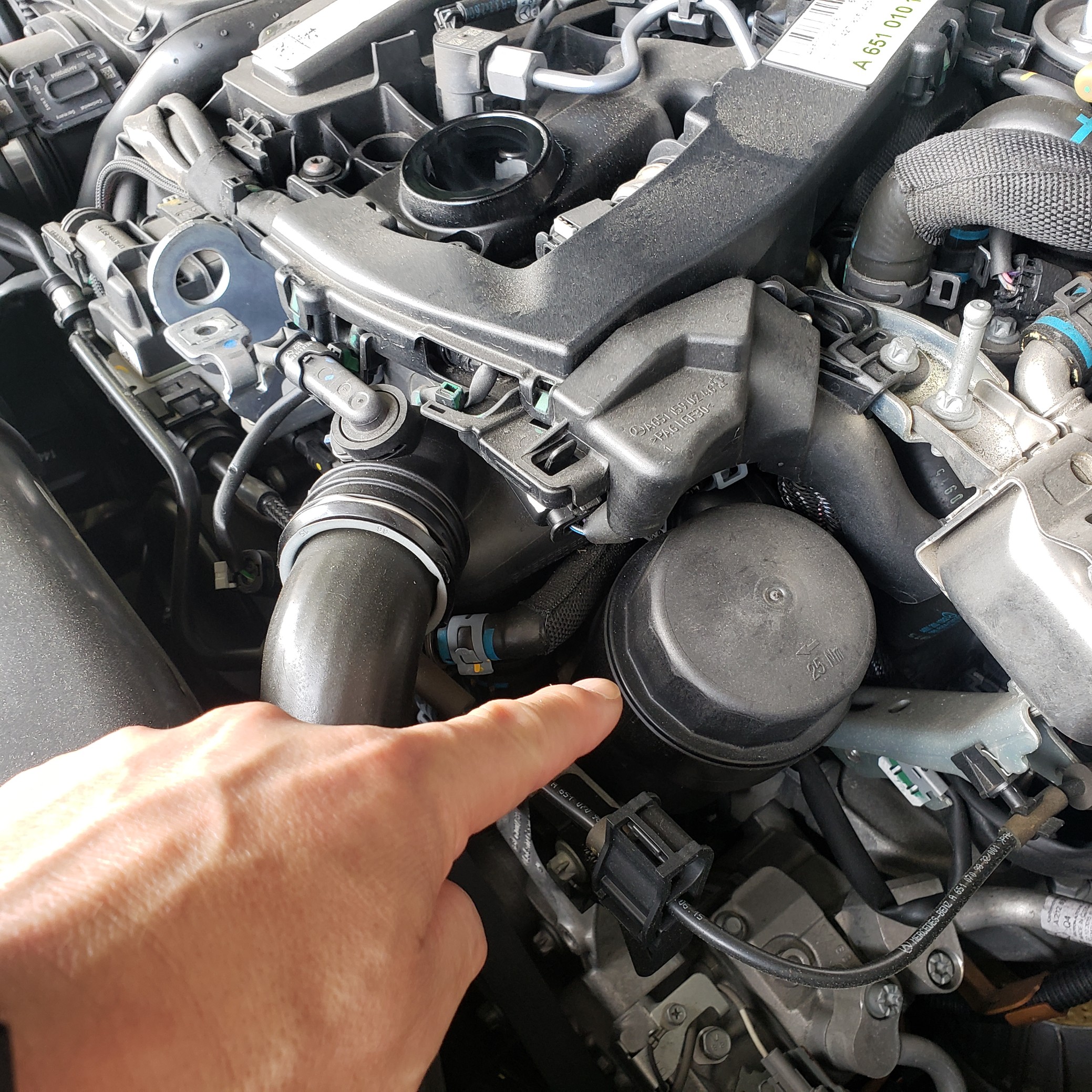 MercedesBenz W212 220d のオイル交換をしました！！ 技術サービス施工事例 タイヤ館 福岡東 タイヤから