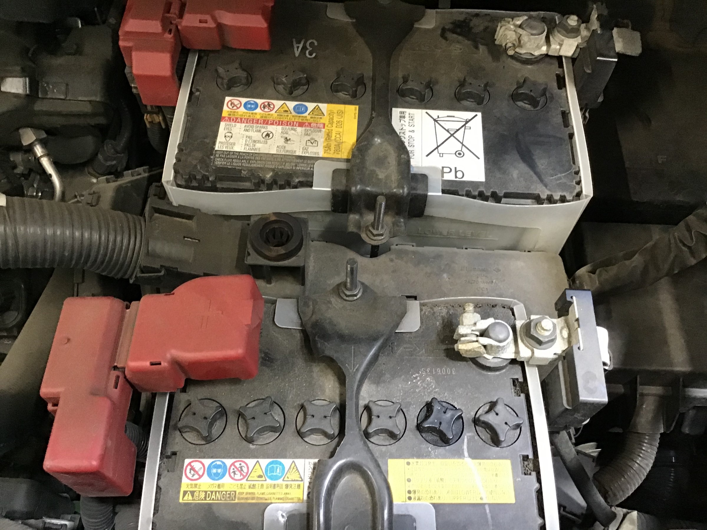 バッテリーが二個。 日産 セレナ メンテナンス商品 サービス事例 タイヤ館 港北ニュータウン 神奈川県のタイヤ、カー用品ショップ タイヤからはじまる、トータルカーメンテナンス