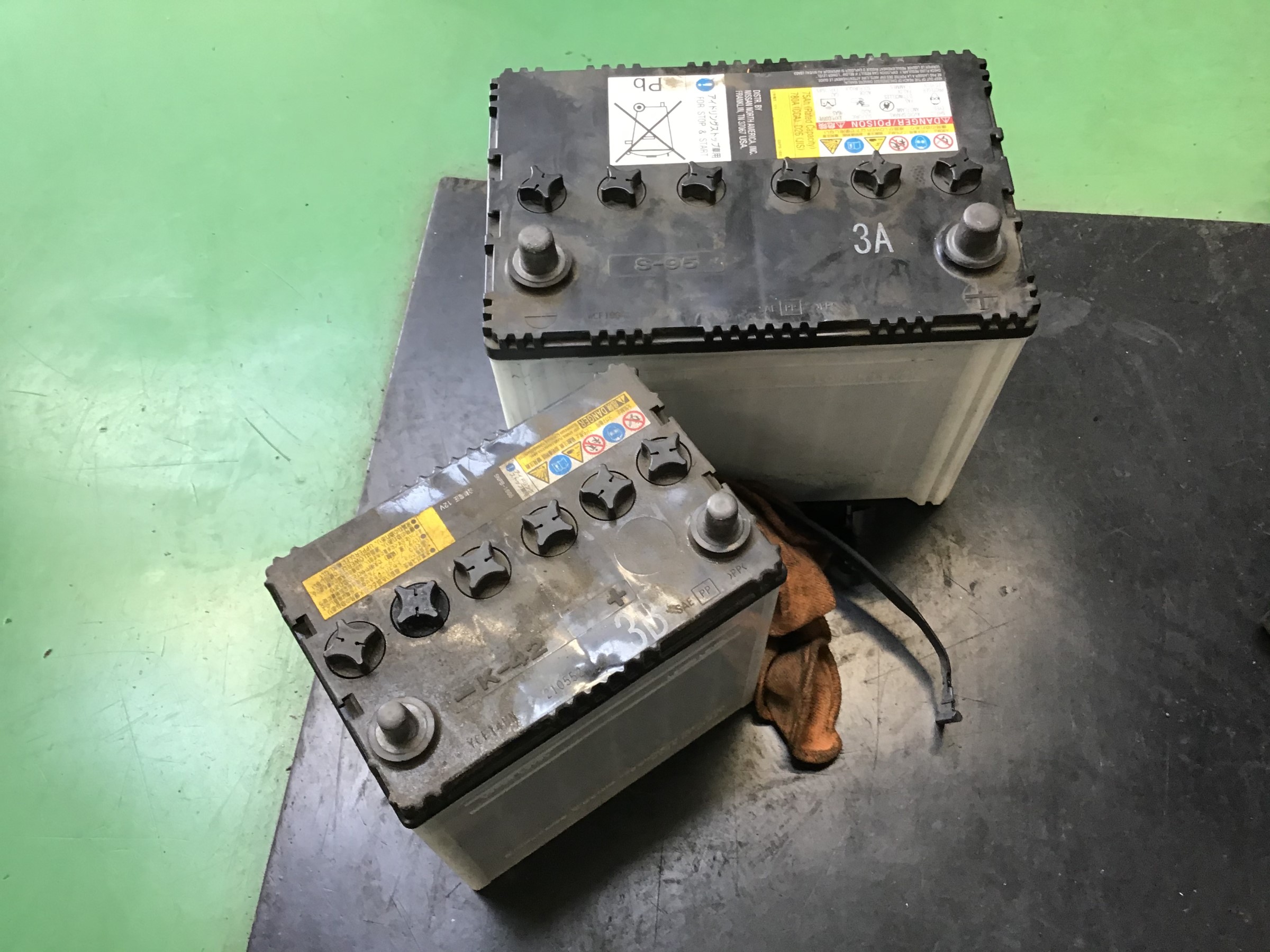 バッテリーが二個。 日産 セレナ メンテナンス商品 サービス事例 タイヤ館 港北ニュータウン 神奈川県のタイヤ、カー用品ショップ タイヤからはじまる、トータルカーメンテナンス