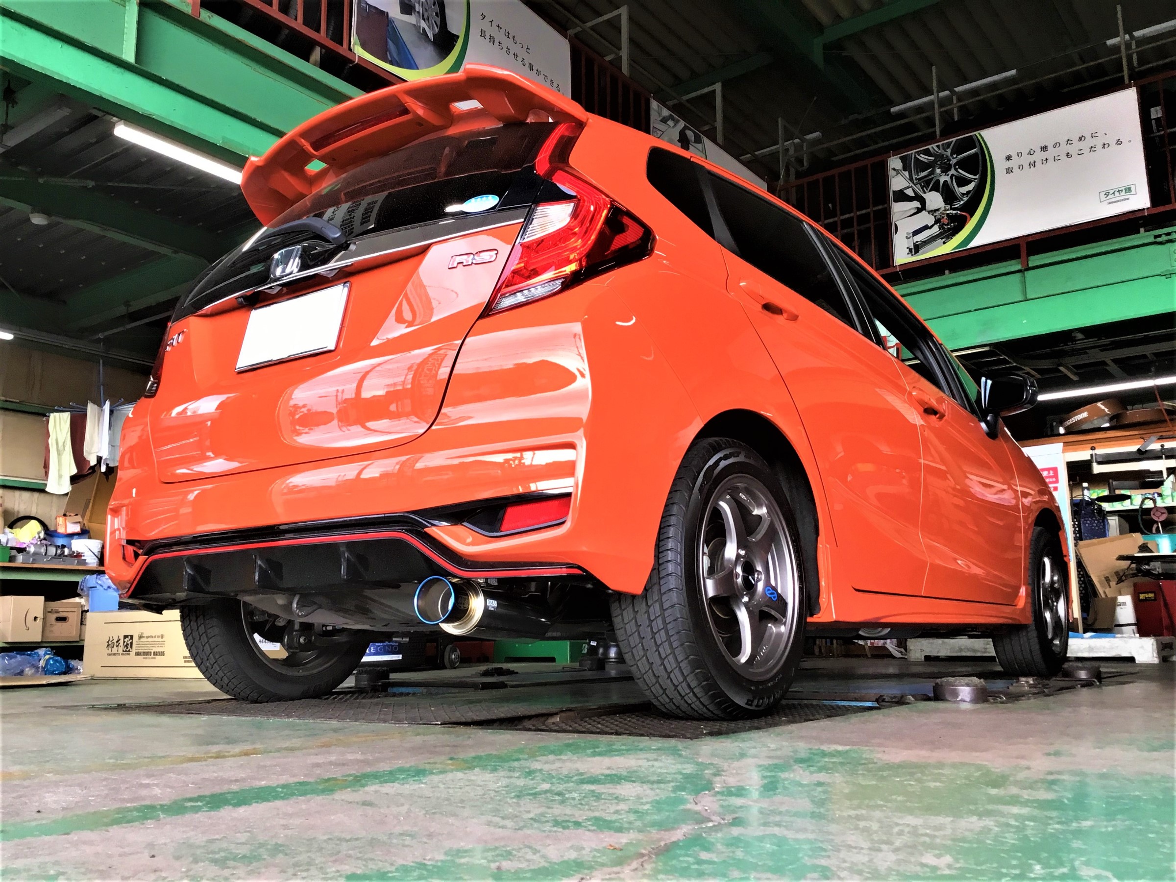 Gk型フィットrs マフラー交換 ホンダ フィット その他 パーツ取付 マフラー類メーター類取付 技術サービスブログ タイヤ館 鎌ヶ谷 千葉県のタイヤ カー用品ショップ タイヤからはじまる トータルカーメンテナンス タイヤ館グループ