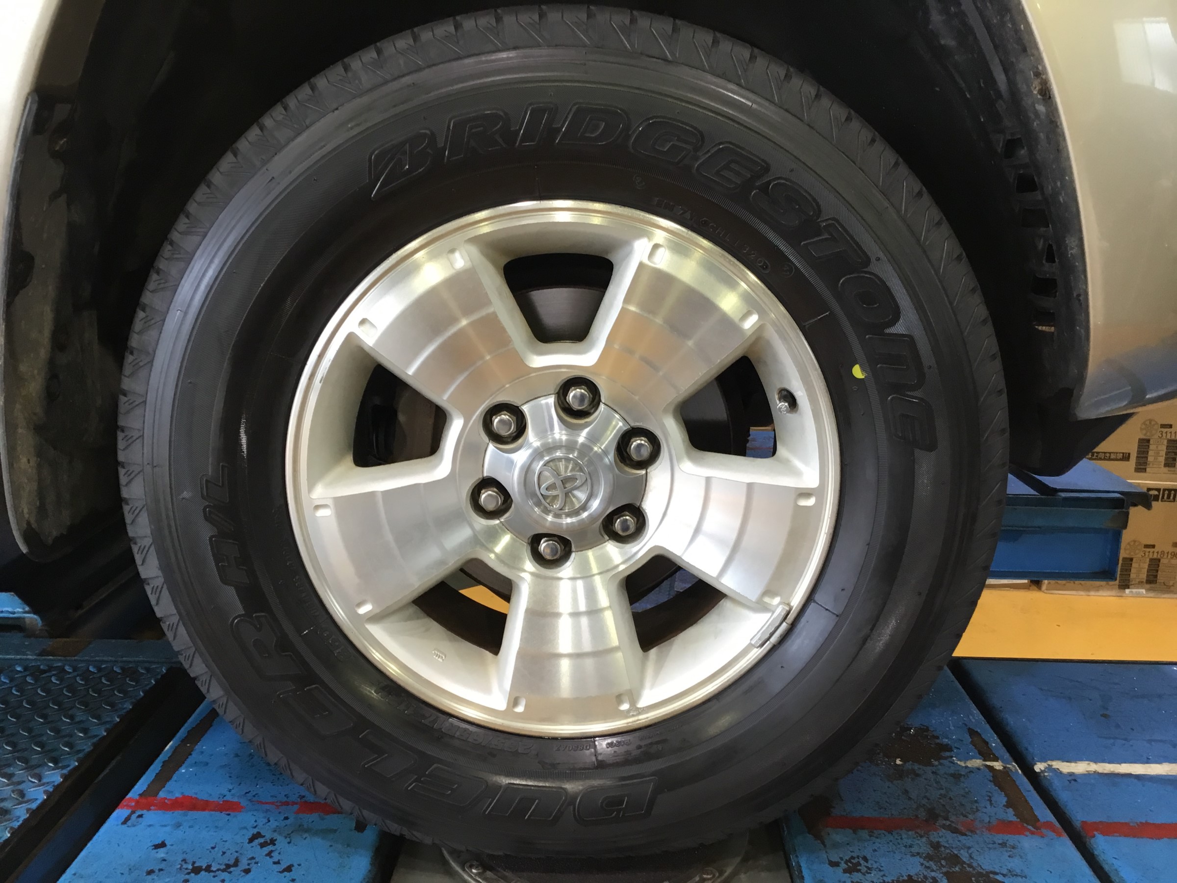 ハイラックス サーフのタイヤを交換させて頂きました トヨタ ハイラックス サーフ タイヤ タイヤ ホイール関連 4輪トータルアライメント調整 サービス事例 タイヤ館 西尾 愛知県 三重県のタイヤ カー用品ショップ タイヤからはじまる トータルカー