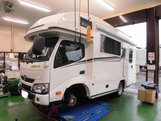 トヨタ カムロード ダイナ キャンピングカー タイヤ交換作業 トヨタ ダイナ タイヤ タイヤ ホイール関連 タイヤ ホイール交換 サービス事例 タイヤ館 東大宮バイパス タイヤからはじまる トータルカーメンテナンス タイヤ館グループ
