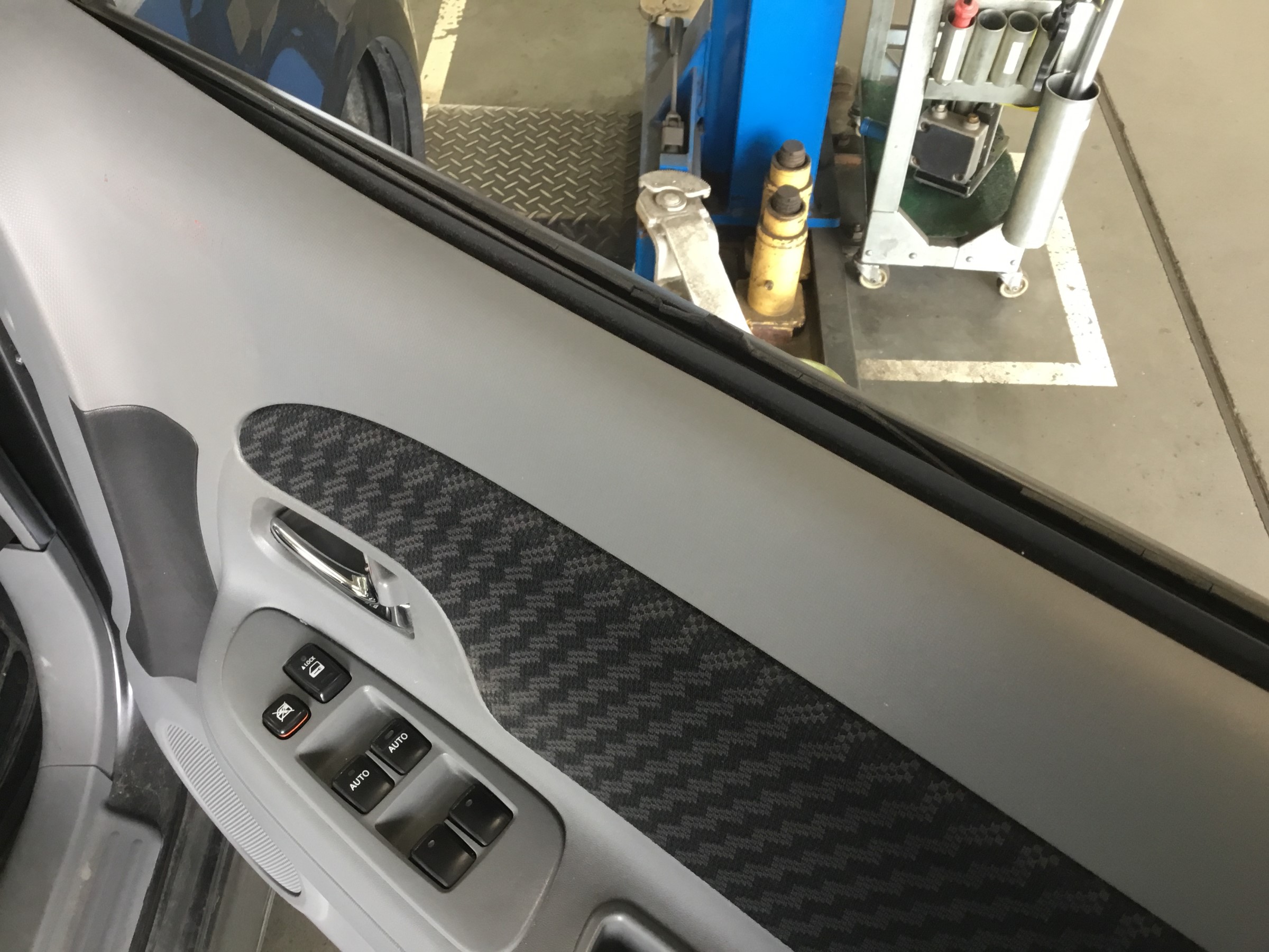 シエンタ Ncp85g ウエザーストリップ交換 スタッフ日記 タイヤ館 天童 山形県のタイヤ カー用品ショップ タイヤからはじまる トータルカーメンテナンス タイヤ館グループ
