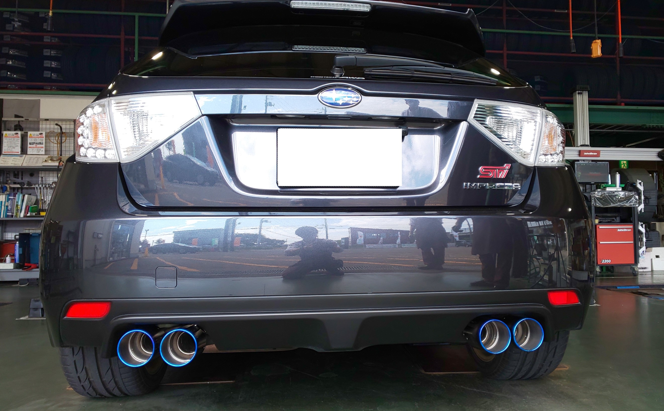 インプレッサSTI X HKS LEGAMAX プレミアム マフラー取付です 