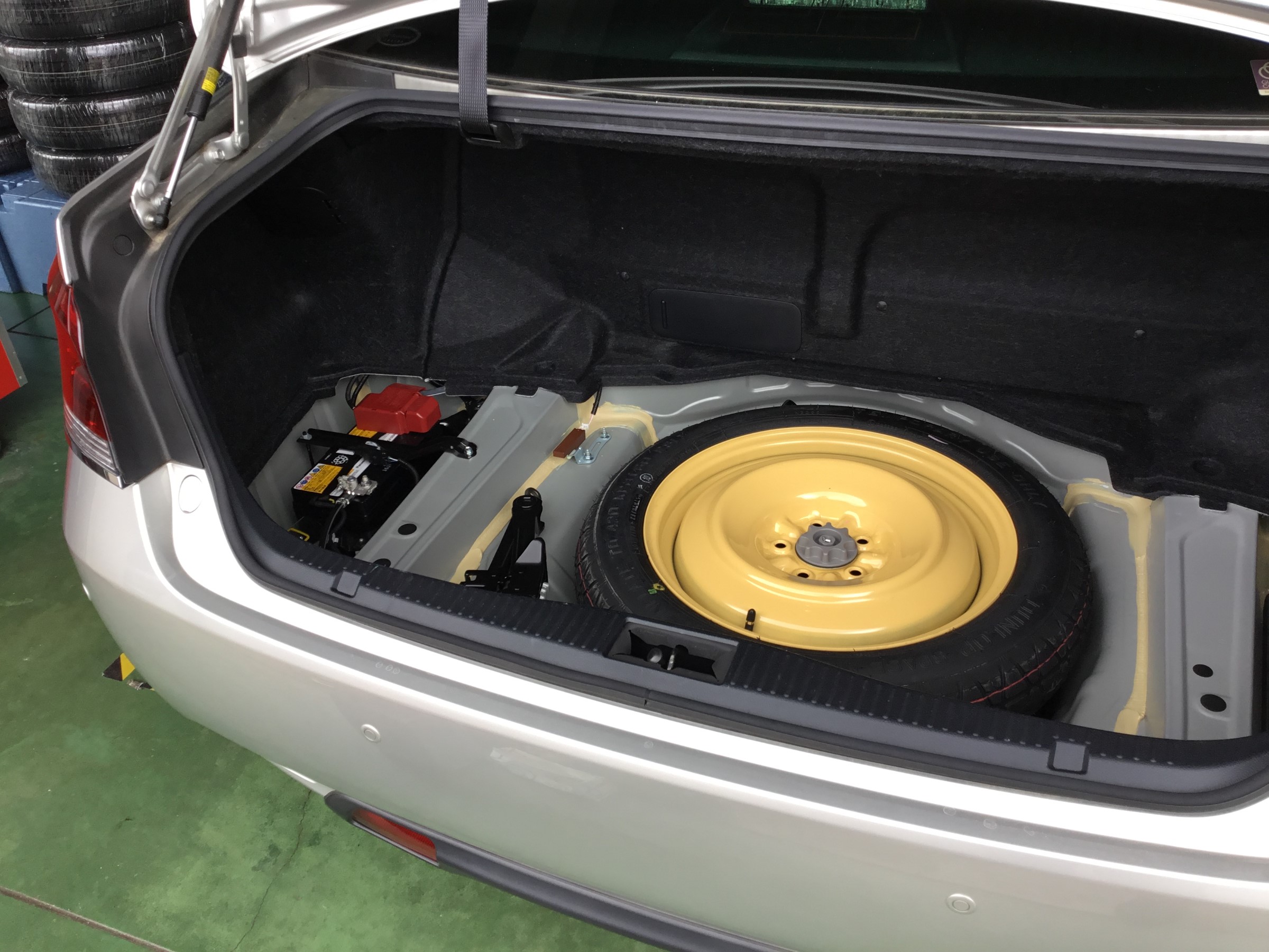 トヨタ クラウンｈｖ ａｗｓ210 ｈｖ補器バッテリー交換 トヨタ クラウン 作業紹介 タイヤ館 金沢西 石川県 福井県のタイヤ カー用品ショップ タイヤからはじまる トータルカーメンテナンス タイヤ館グループ