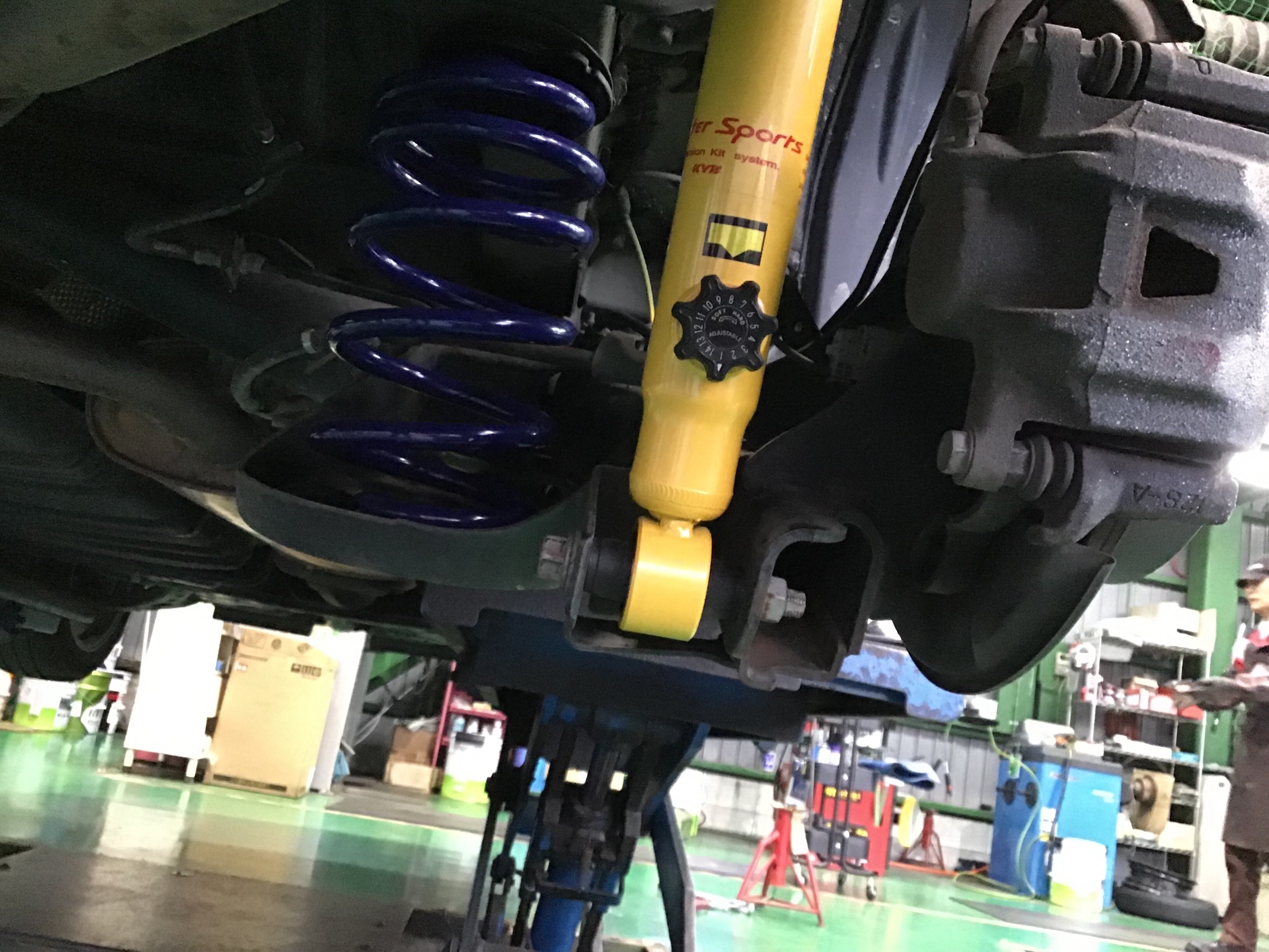 トヨタ・ヴォクシー（ZRR80）に、KYB・ローファースポーツKIT