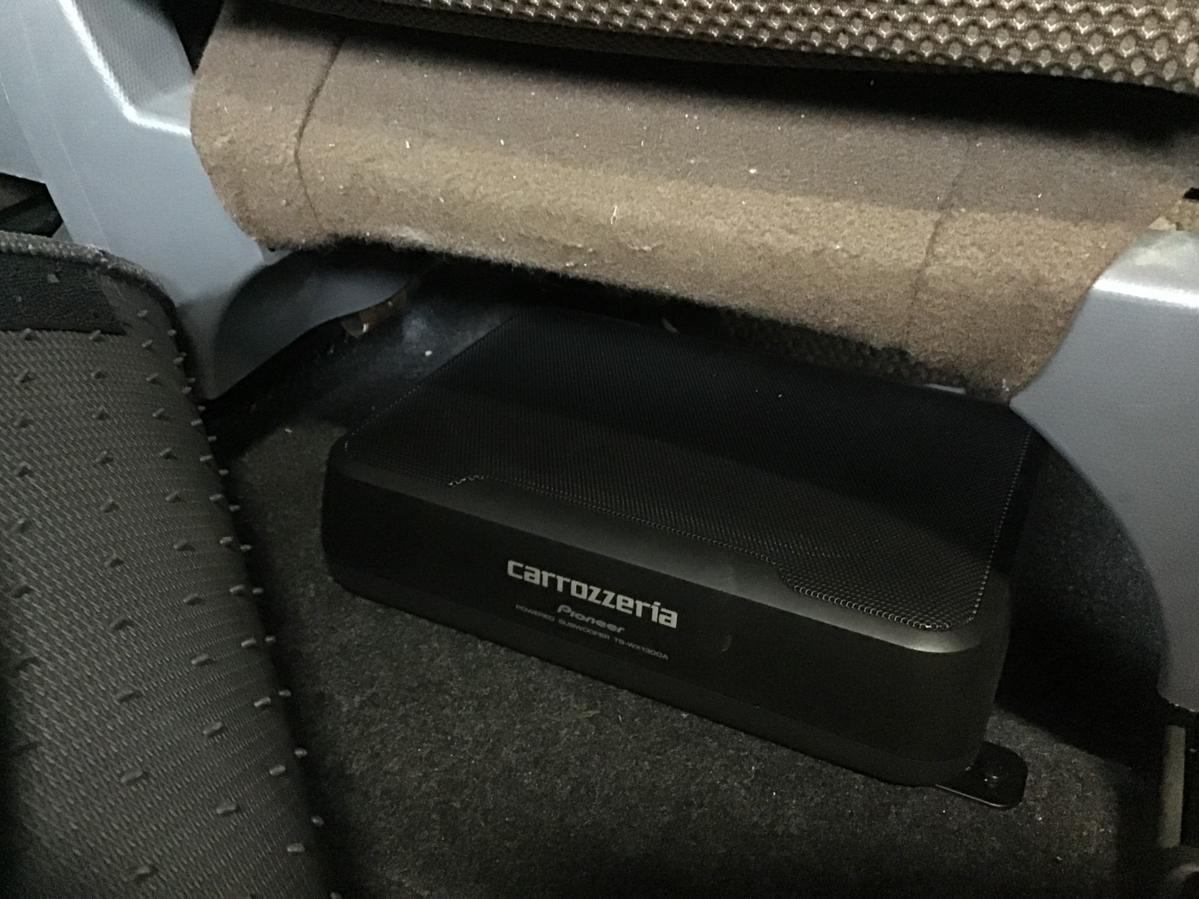キューブ カーナビ ウーハー スピーカー取り付け 日産 キューブ Av ナビ機器 サービス事例 タイヤ館 高津 神奈川県のタイヤ カー用品ショップ タイヤからはじまる トータルカーメンテナンス タイヤ館グループ