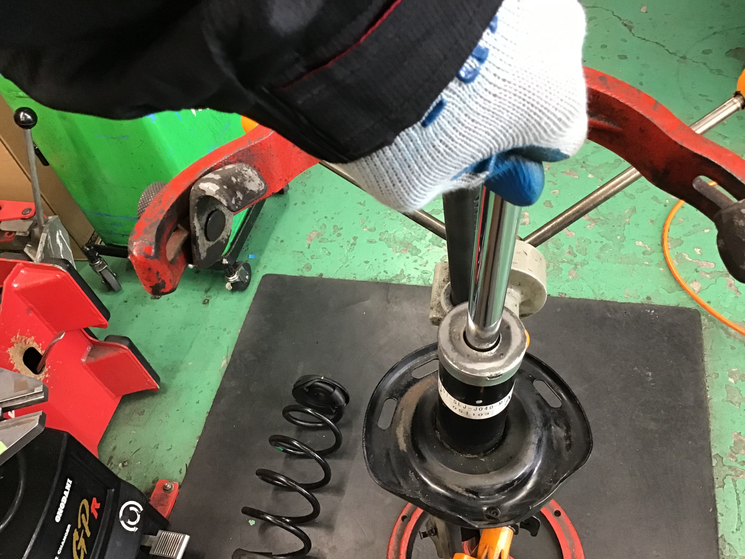 中古部品を賢く利用 ステップワゴンのサスペンションリフレッシュ ホンダ ステップワゴン その他 パーツ取付 足回り関係取付 スタッフ日記 タイヤ館 草津 タイヤからはじまる トータルカーメンテナンス タイヤ館グループ