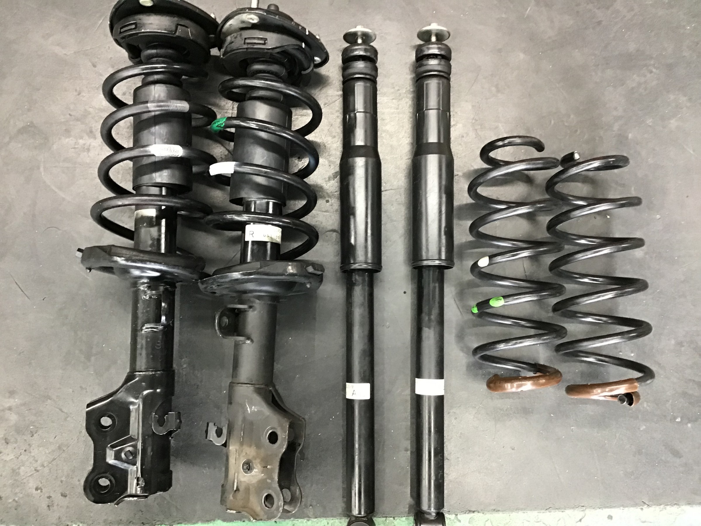 中古部品を賢く利用 ステップワゴンのサスペンションリフレッシュ ホンダ ステップワゴン その他 パーツ取付 足回り関係取付 スタッフ日記 タイヤ館 草津 タイヤからはじまる トータルカーメンテナンス タイヤ館グループ