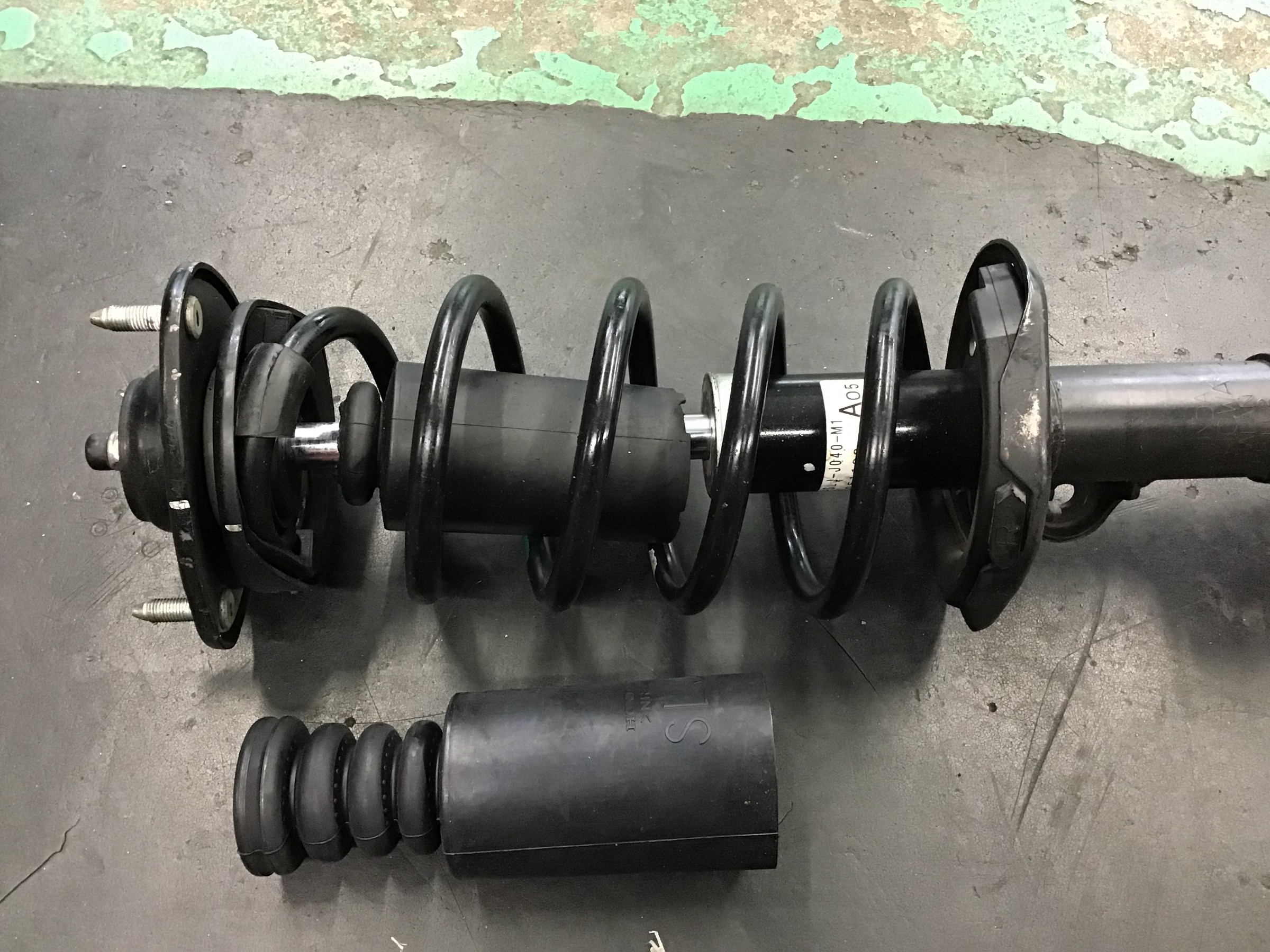 中古部品を賢く利用 ステップワゴンのサスペンションリフレッシュ ホンダ ステップワゴン その他 パーツ取付 足回り関係取付 スタッフ日記 タイヤ館 草津 タイヤからはじまる トータルカーメンテナンス タイヤ館グループ