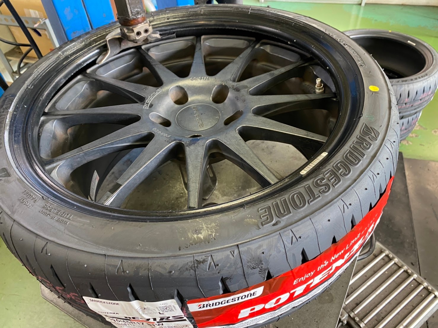 やっと、スイフトスポーツにポテンザRE-71RSを取付しました。 | 店舗お