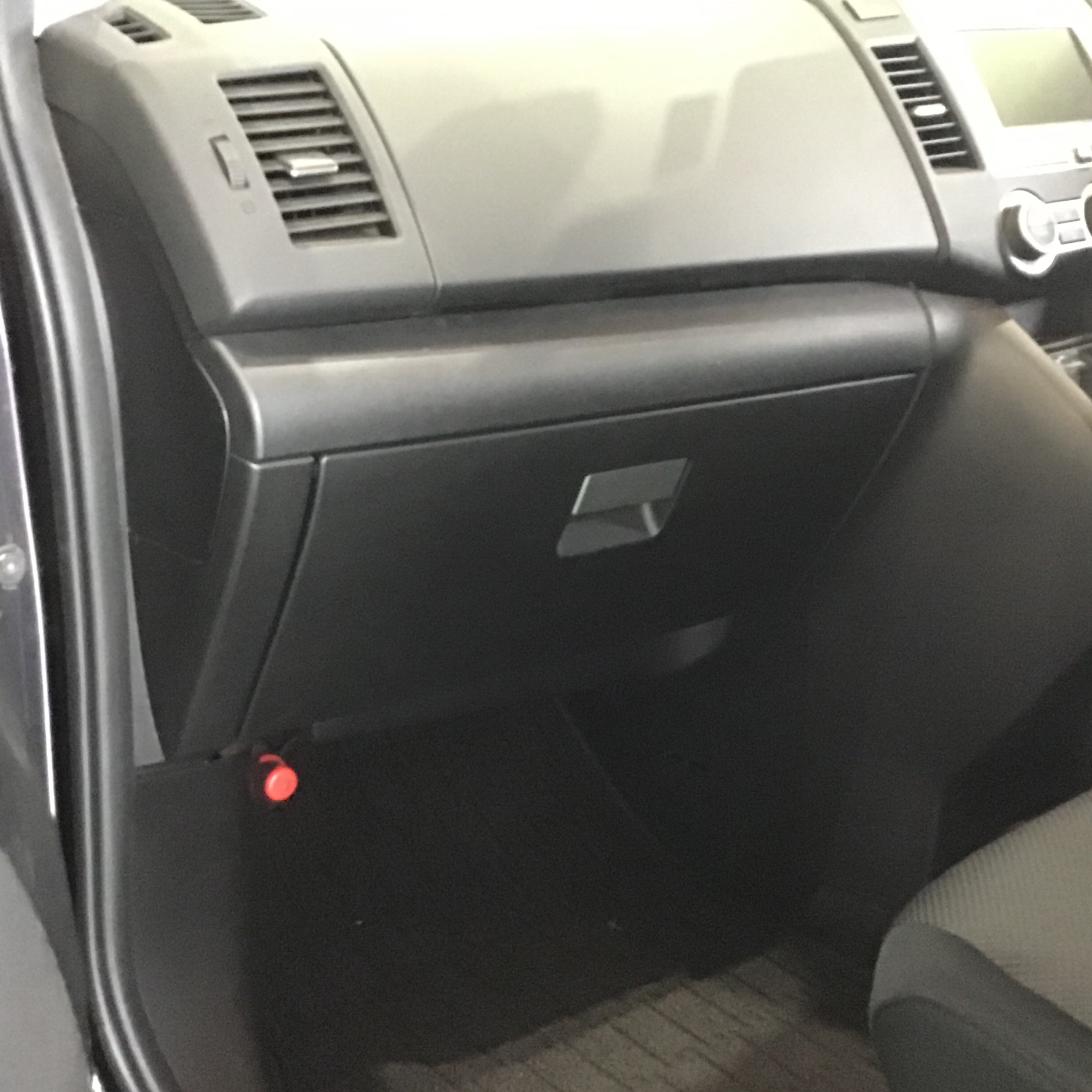 MPV エアコンフィルター交換 | マツダ MPV メンテナンス商品 カー用品取付 > エアコンフィルター交換 | サービス事例 | タイヤ館 綾瀬  | 神奈川県のタイヤ、カー用品ショップ タイヤからはじまる、トータルカーメンテナンス タイヤ館グループ