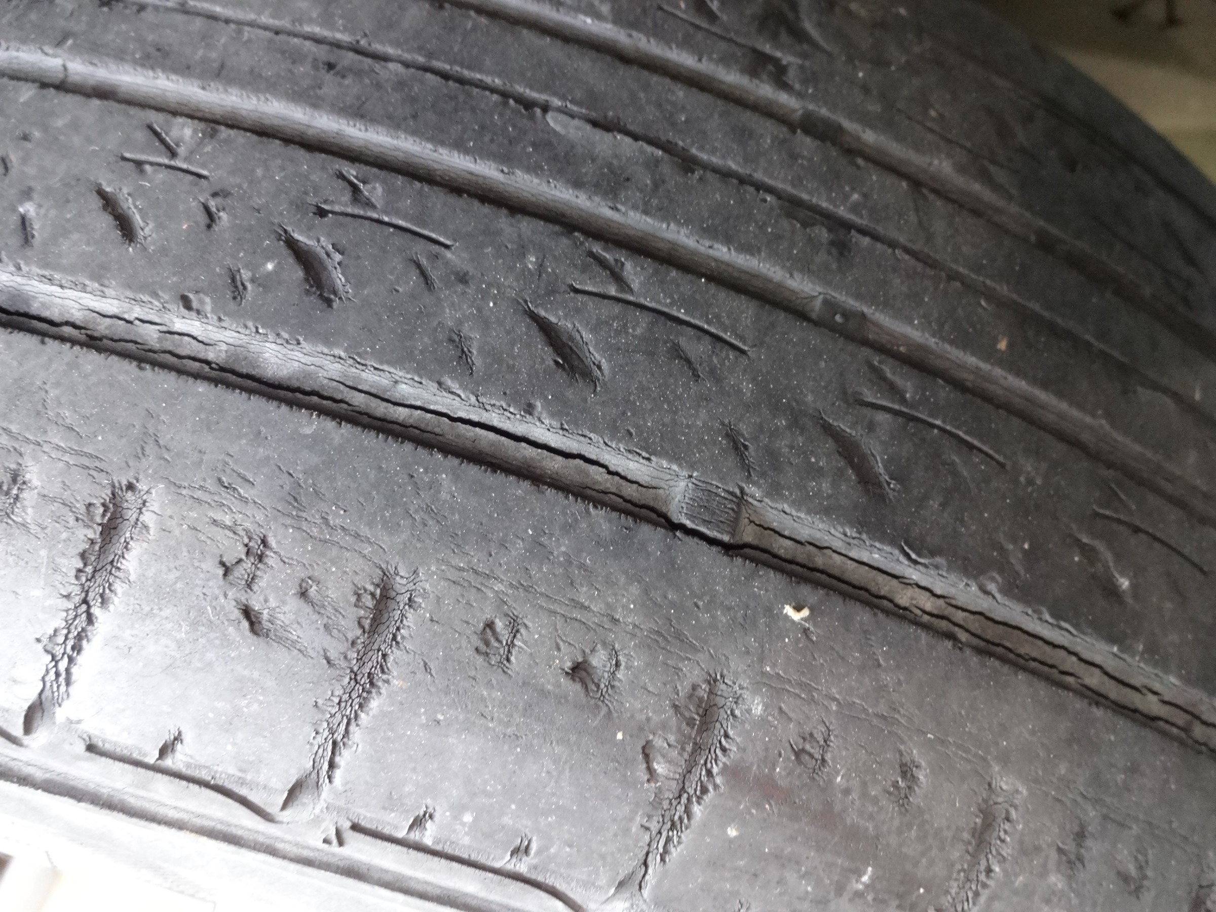 タイヤのスリップサイン タイヤ スタッフ日記 タイヤ館 北本 タイヤからはじまる トータルカーメンテナンス タイヤ館グループ