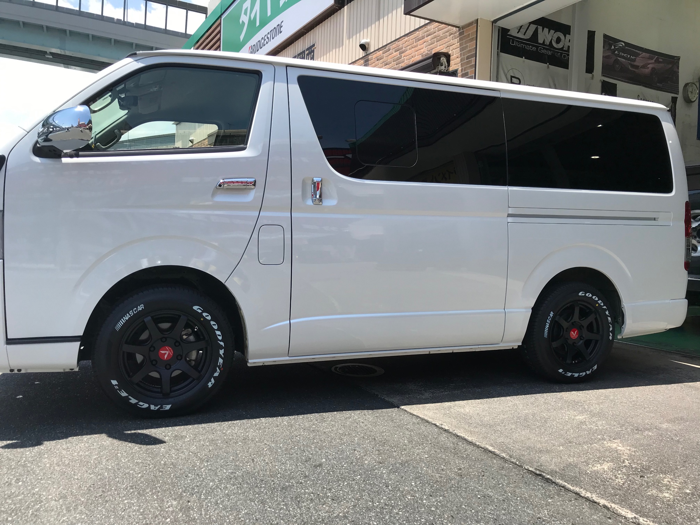 トヨタ ハイエース アルミホイール取り付け O 取り付け 施工事例集 タイヤ館 福岡西 タイヤからはじまる トータルカーメンテナンス タイヤ館グループ