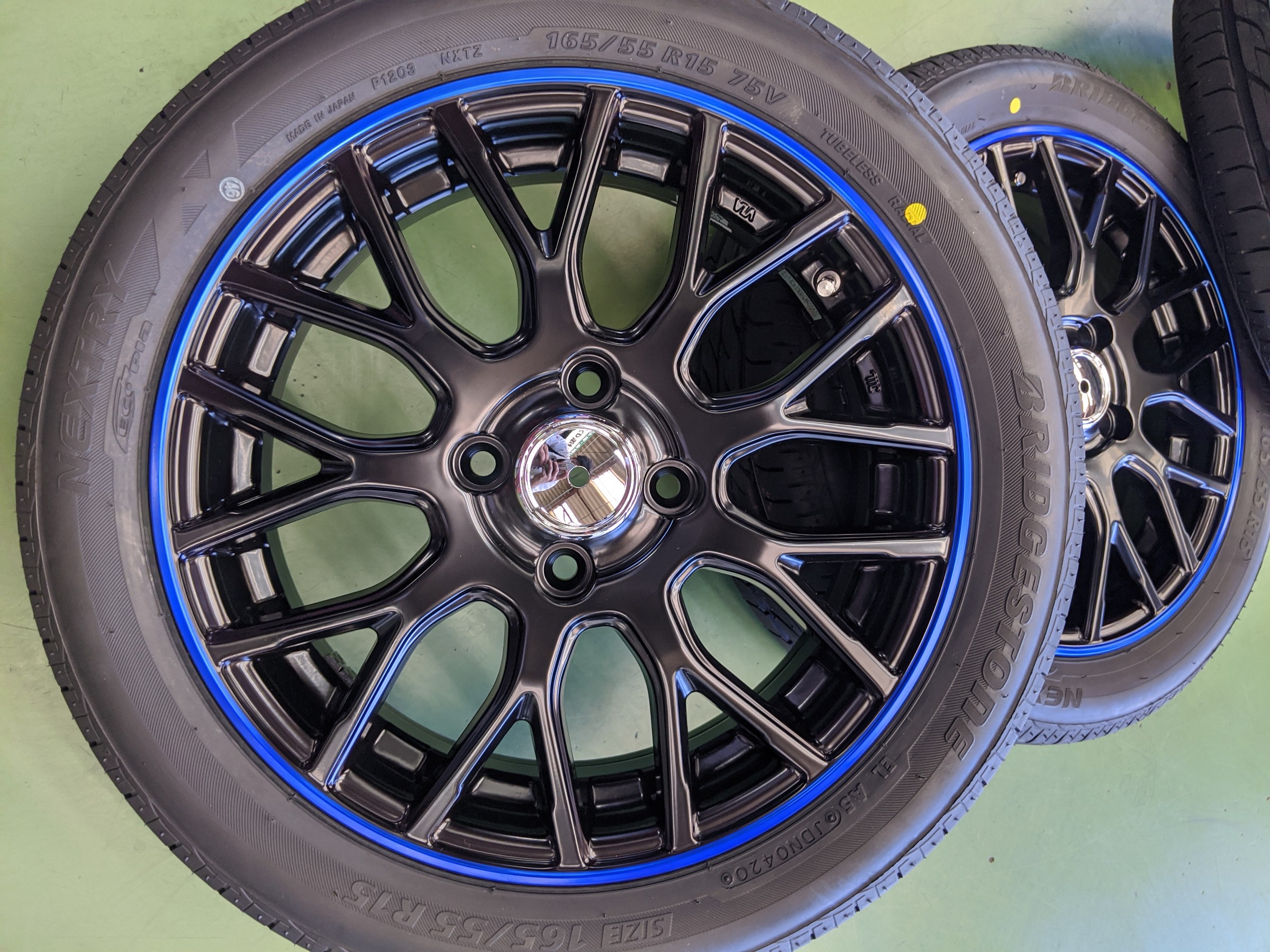 ダイハツ・ムーヴ・LA100S】タイヤホイールセット取付 | 店舗お ダイハツ・ムーヴ・LA100S】タイヤホイールセット取付 | 店舗お