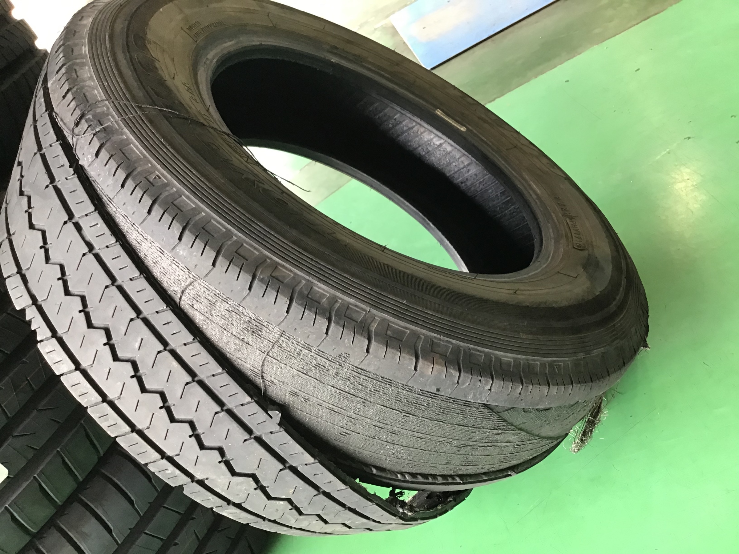 商用車のタイヤ交換もお任せ タイヤ その他 無料安全点検 サービス事例 タイヤ館 大分 タイヤからはじまる トータルカーメンテナンス タイヤ館グループ