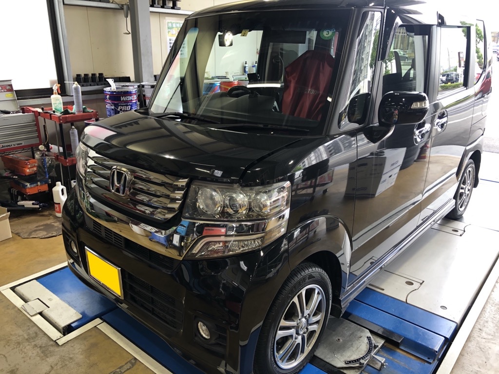 ホンダ N Box カスタム Jf1 オイル 交換 事例です ホンダ N Boxカスタム メンテナンス商品 オイル関連 エンジンオイル交換 作業 取付け情報 タイヤ館 門司 タイヤからはじまる トータルカーメンテナンス タイヤ館グループ