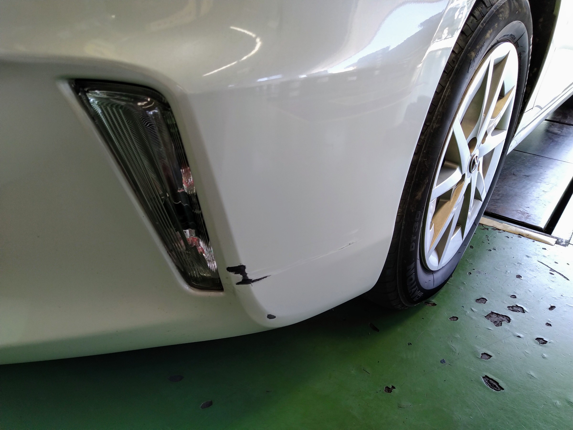 バンパー修理 塗装 トヨタ プリウスアルファ トヨタ プリウスa その他 その他 板金塗装 サービス事例 タイヤ館 次郎丸 タイヤからはじまる トータルカーメンテナンス タイヤ館グループ