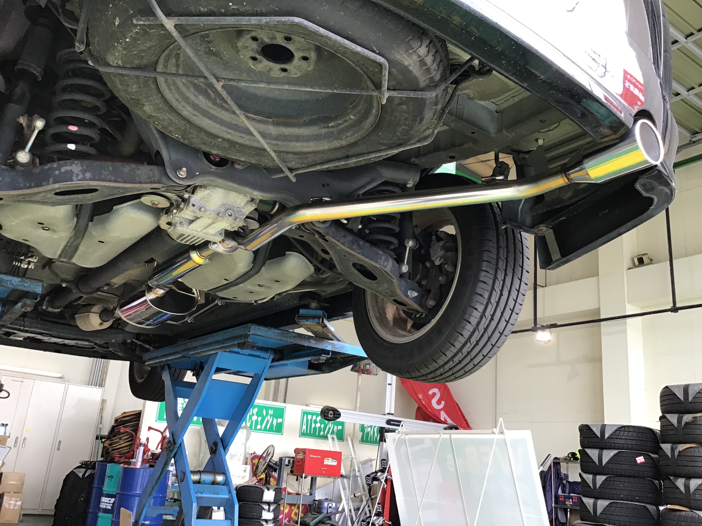 オールステンレが眩しいスポーツマフラー。