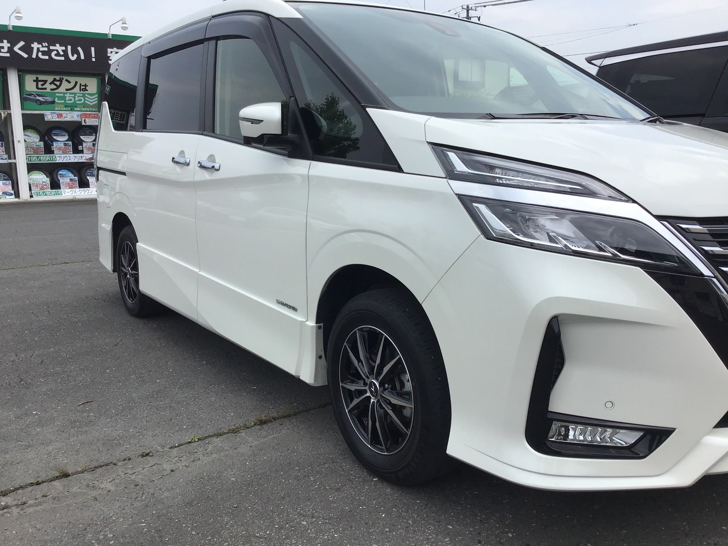 セレナのアルミ交換でイメージチェンジ 日産 セレナe Power サービス事例 タイヤ館 類家 タイヤからはじまる トータルカーメンテナンス タイヤ館グループ
