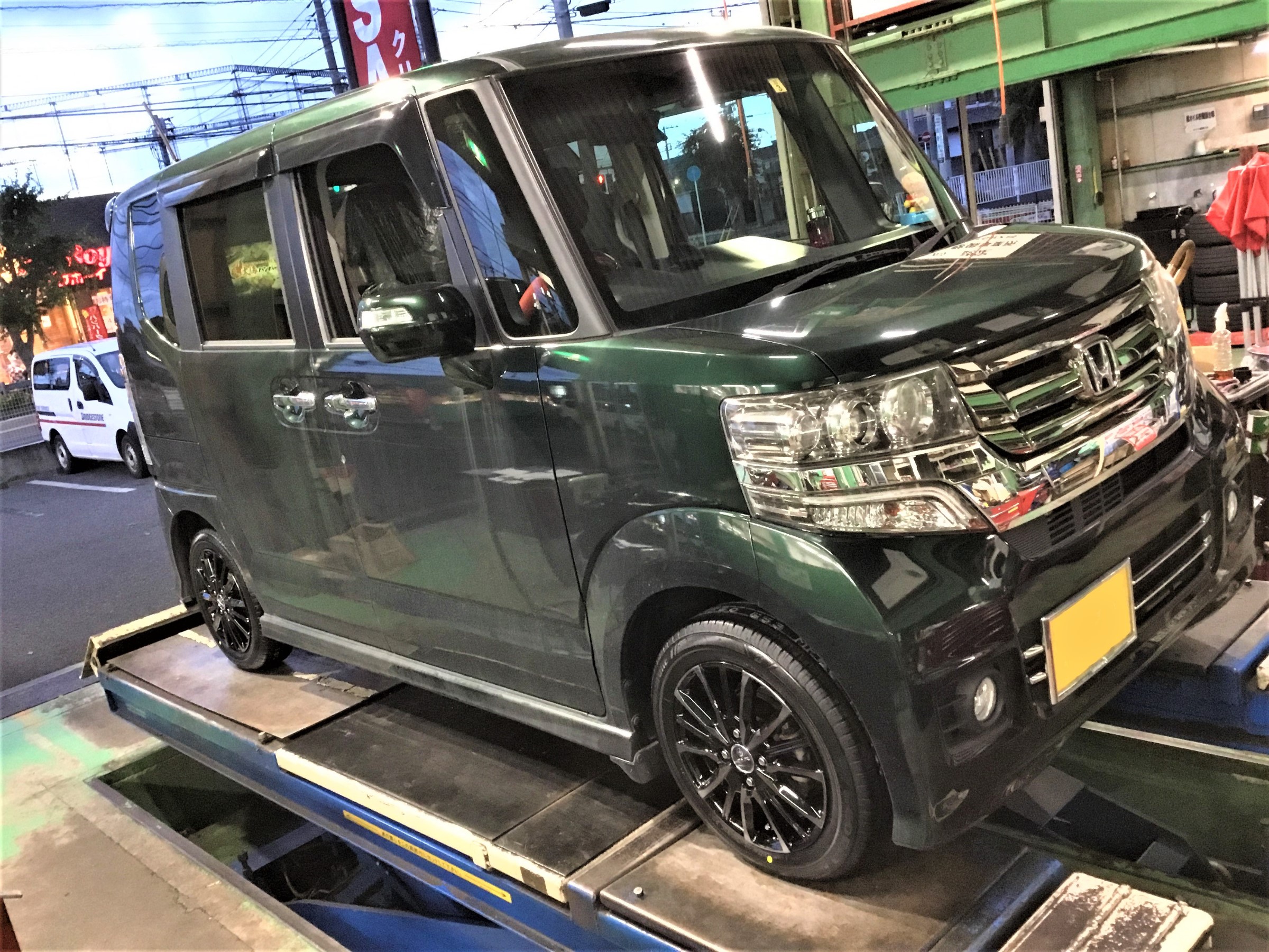 JF1型N-BOXカスタム、タイヤ＆アルミホイールセット取り付け