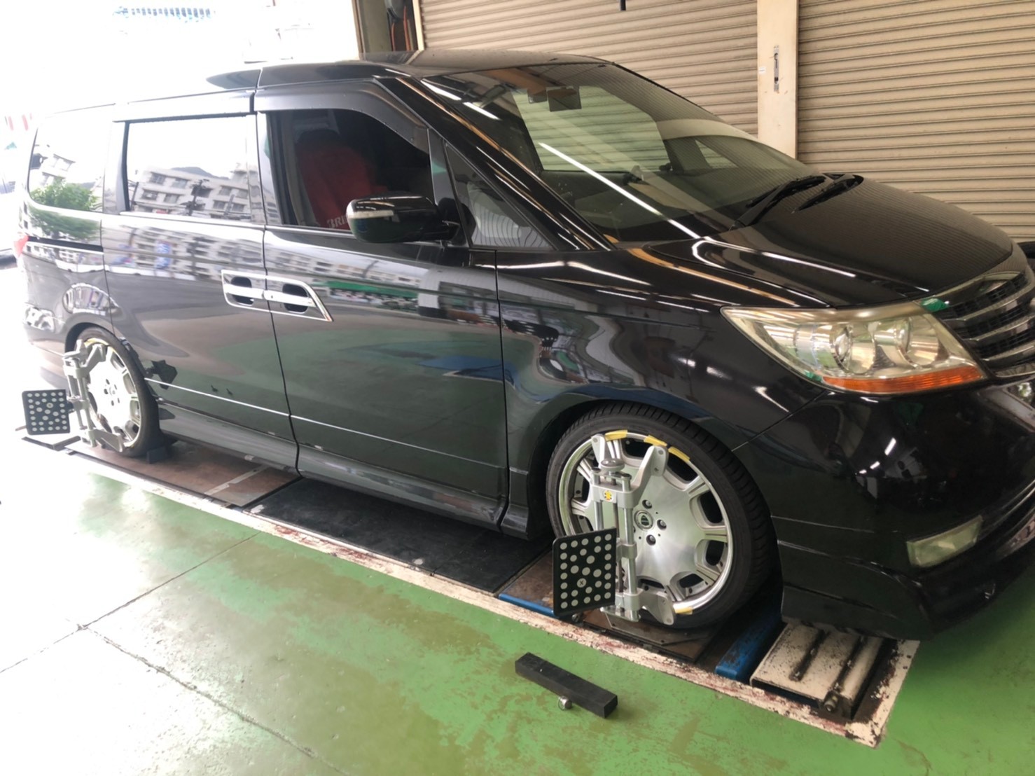 ホンダ エリシオンプレステージ Rr5アライメント調整 ホンダ エリシオンプレステージ タイヤ タイヤ ホイール関連 アライメント作業は予約制です サービス事例 タイヤ館 ヒロ タイヤからはじまる トータルカーメンテナンス タイヤ館グループ