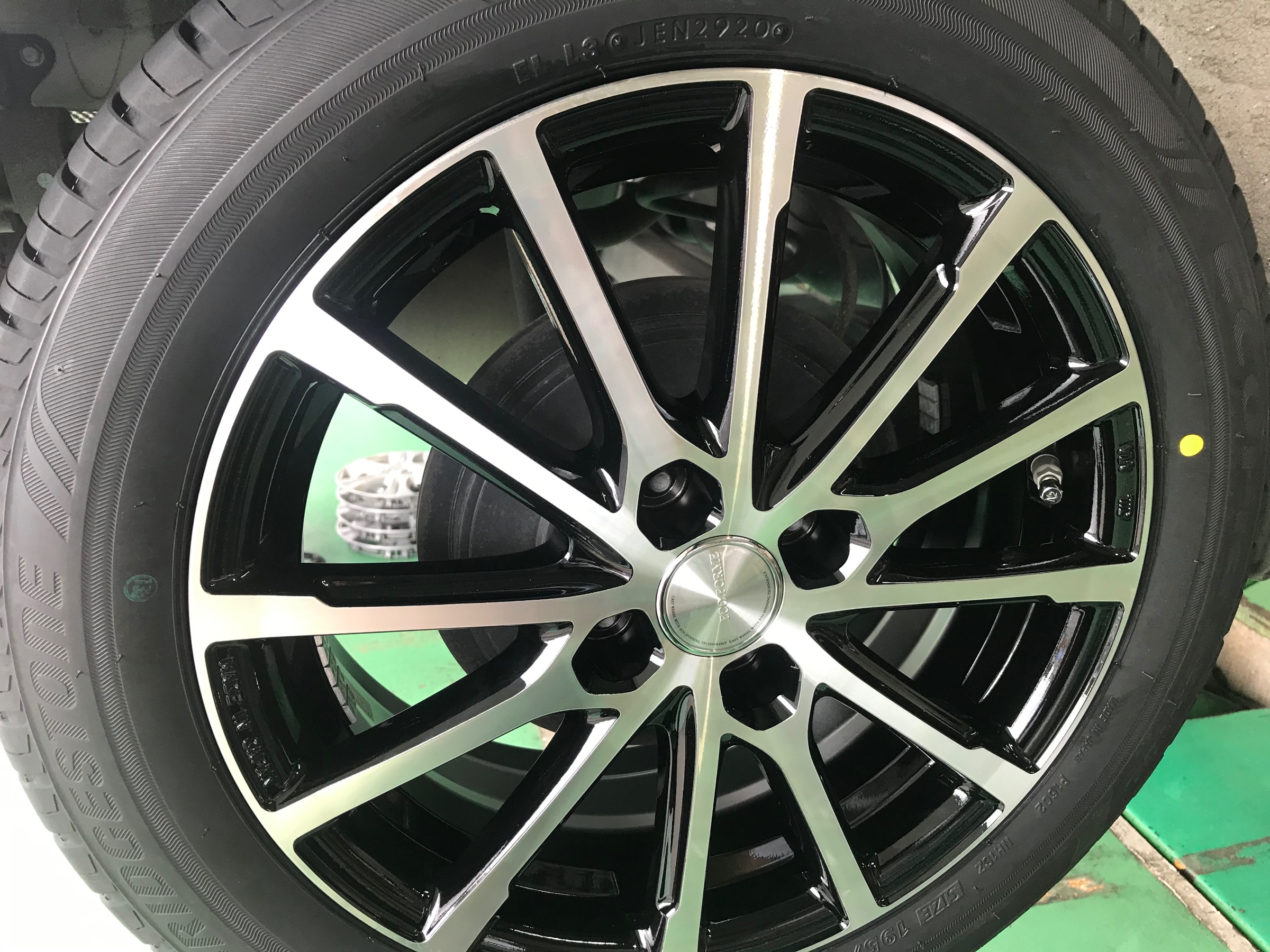ノートにアルミホイール 作業取付情報 タイヤ館 小倉北 タイヤからはじまる トータルカーメンテナンス タイヤ館グループ
