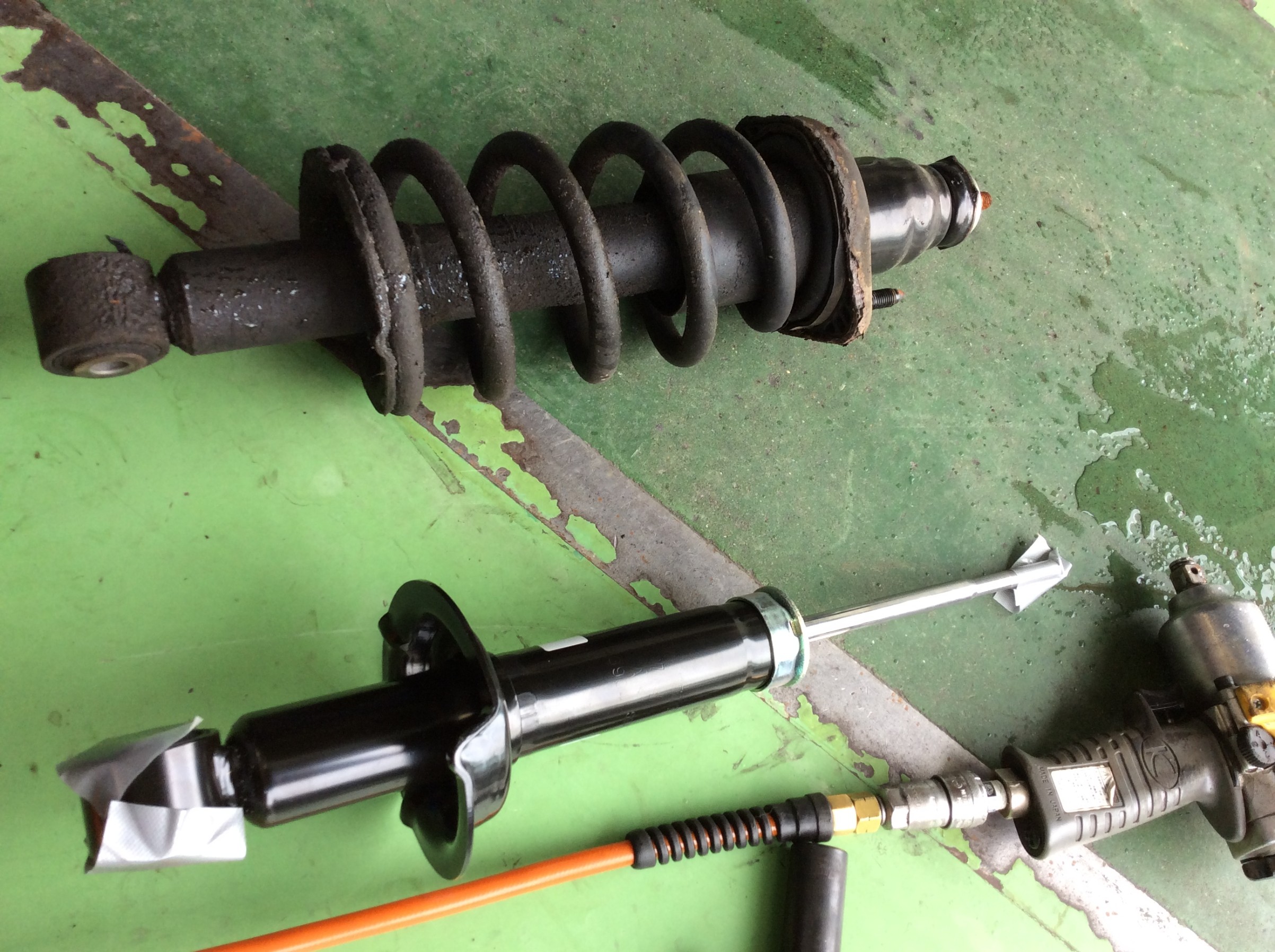 【ホンダ・CR-V・RD5】ショックアブソーバー交換です。 | 店舗おススメ情報 | タイヤ館 土浦北インター（茨城県）