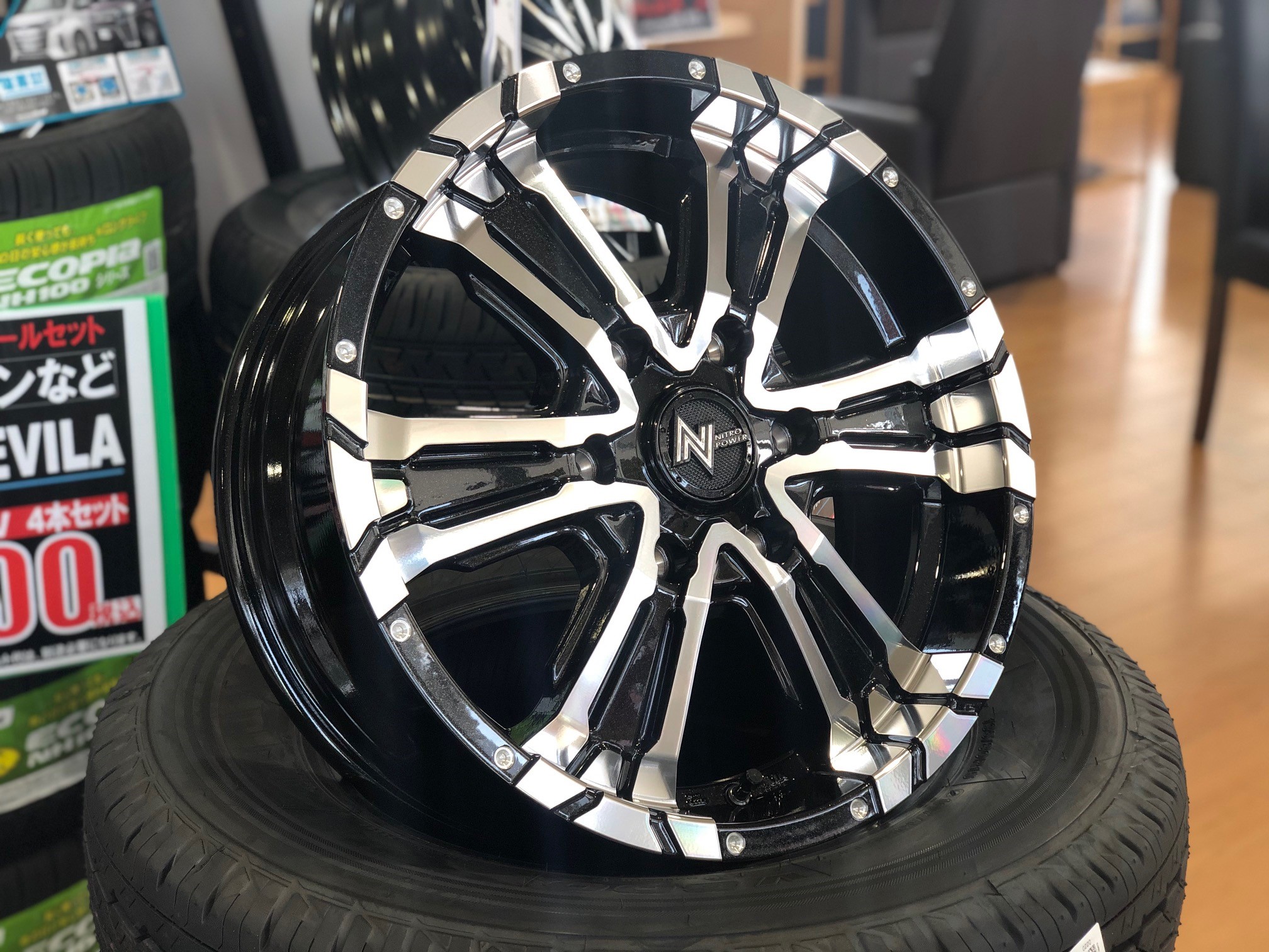ハイエース 17インチホイール！！ スタッフ日記 タイヤ館 和泉 タイヤからはじまる、トータルカーメンテナンス タイヤ館グループ