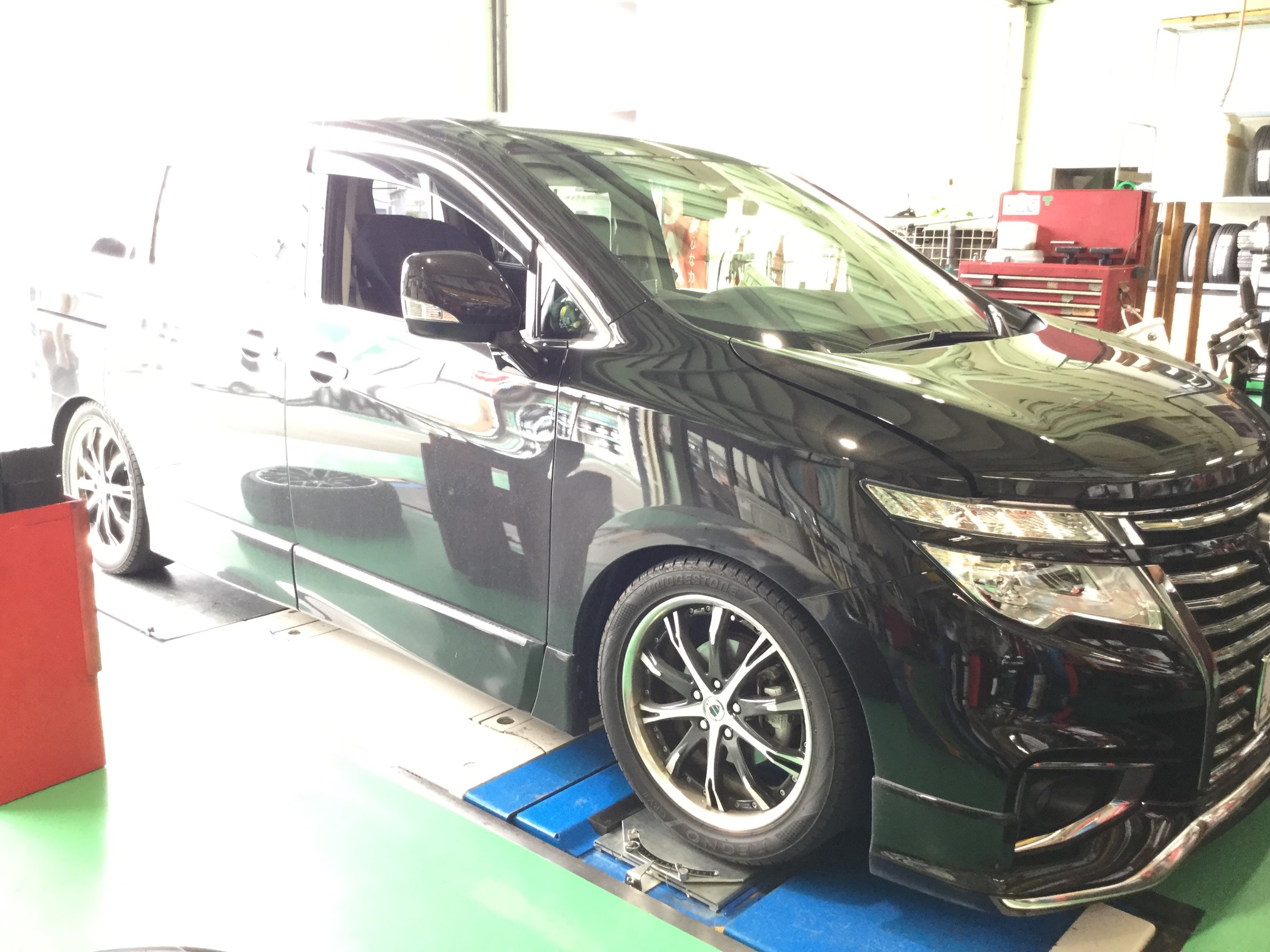 エルグランド（E52)タイヤ＆ホイールセット交換 | 日産 エルグランド 
