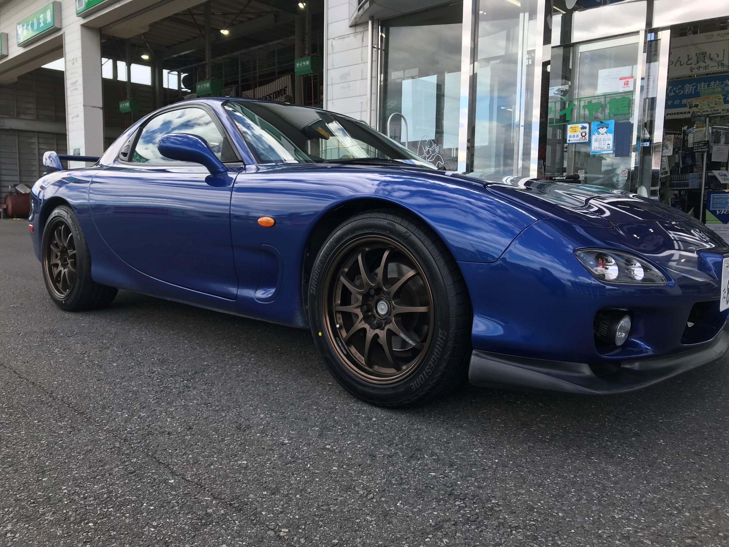 タイヤ交換 ７の日 Rx 7にpotenza マツダ Rx 7 タイヤ タイヤ ホイール関連 タイヤ ホイール交換 サービス事例 タイヤ館 桐生 タイヤからはじまる トータルカーメンテナンス タイヤ館グループ