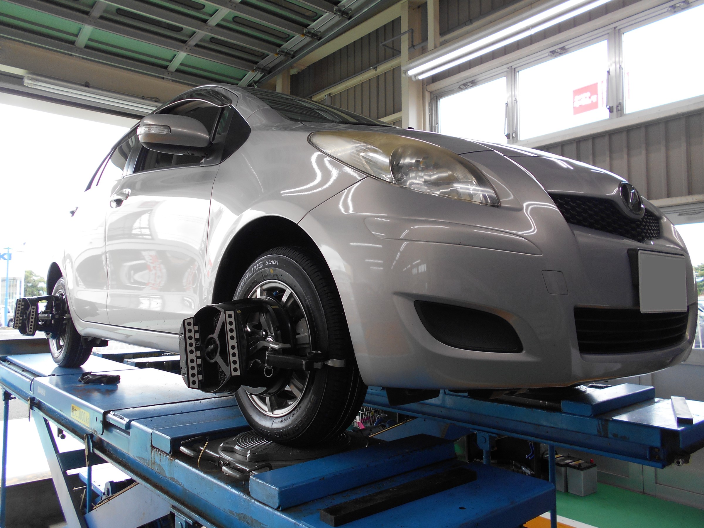 ヴィッツ タイヤ交換 アライメント調整 トヨタ ヴィッツ タイヤ タイヤ ホイール関連 4輪トータルアライメント調整 サービス事例 タイヤ館 水沢 タイヤからはじまる トータルカーメンテナンス タイヤ館グループ