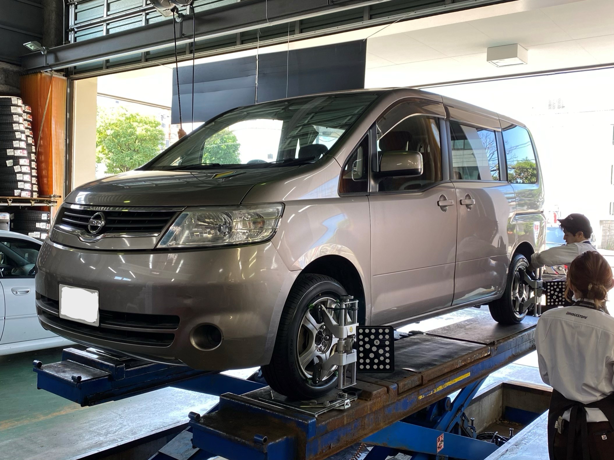 日産 セレナ C25 にタイヤとアライメントとバッテリー 日産 セレナ タイヤ タイヤ ホイール関連 4輪トータルアライメント調整 サービス事例 タイヤ館 桑園 タイヤからはじまる トータルカーメンテナンス タイヤ館グループ