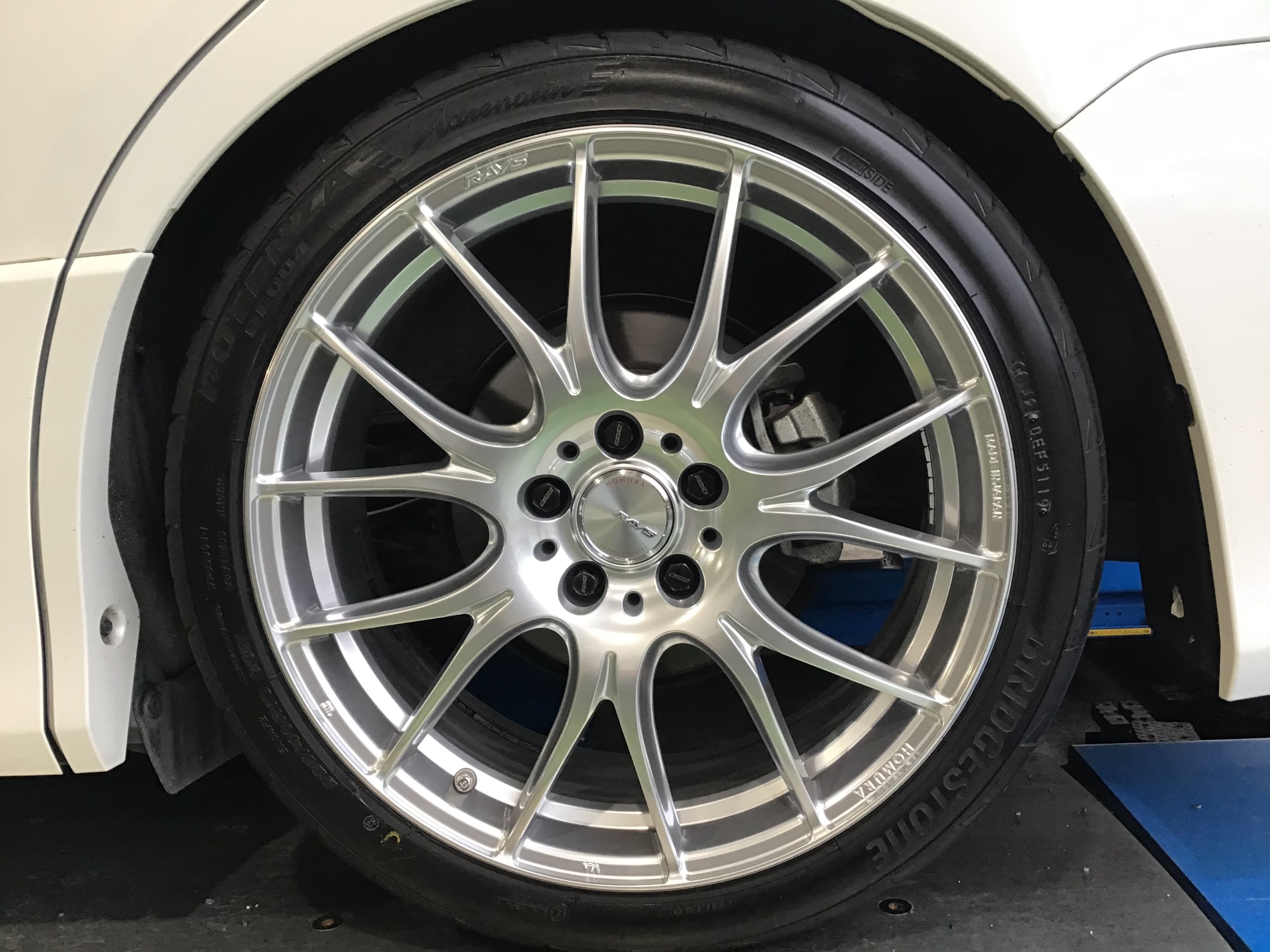 80 VOXY POTENZA x RAYS タイヤ・ホイールセット取り付け | トヨタ