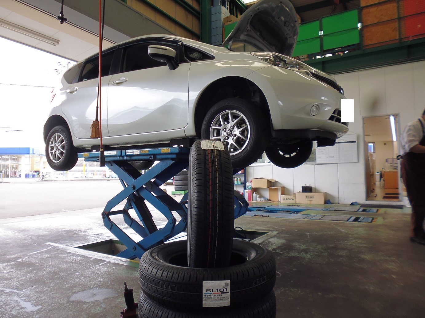 E12型ノート コンパクトカーのタイヤ交換 日産 ノート タイヤ サービス事例 タイヤ館 加古川中央 兵庫県のタイヤ カー用品ショップ タイヤからはじまる トータルカーメンテナンス タイヤ館グループ
